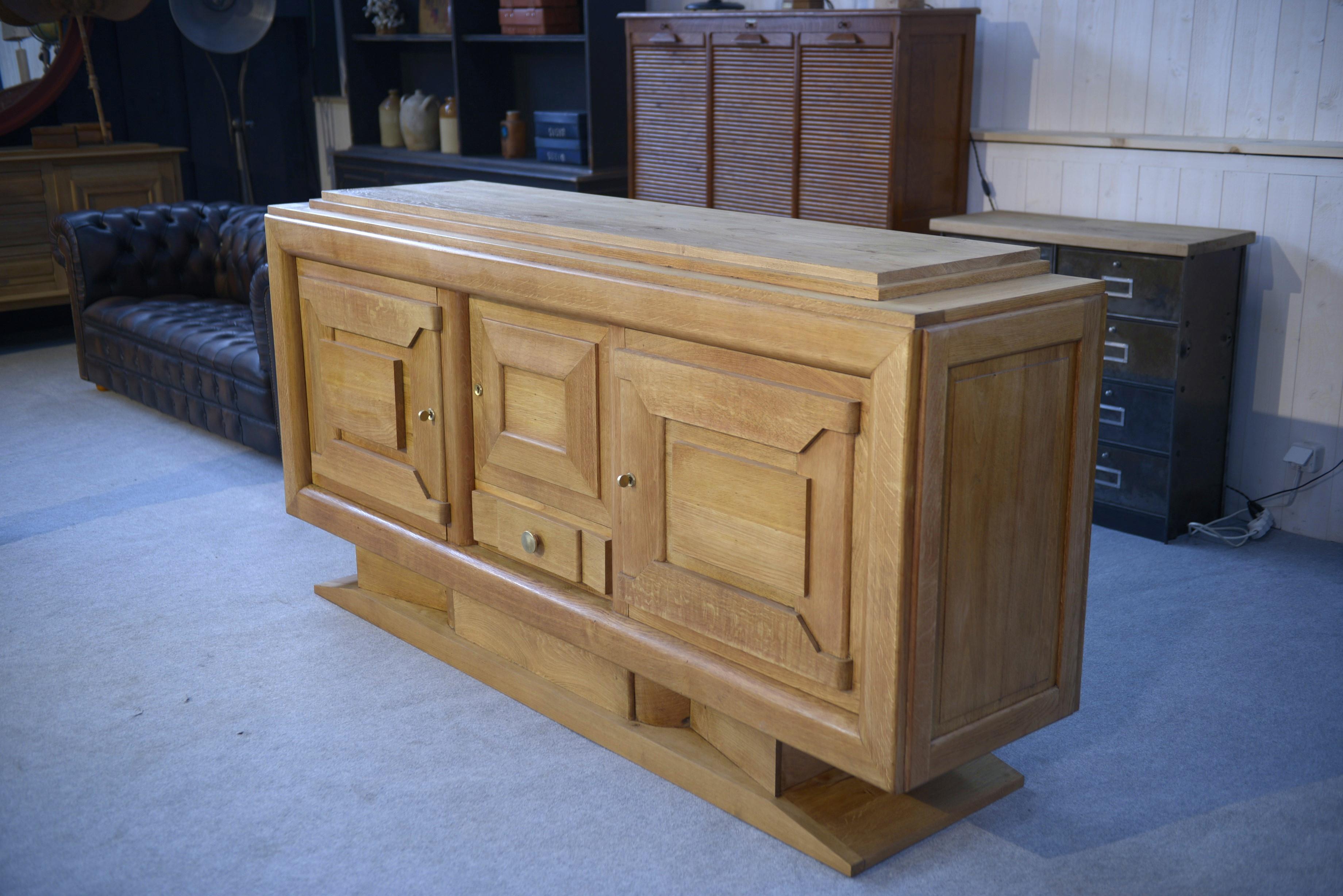 Buffet brutalista Art déco en estilo chêne Charles Dudouyt / Gaston Poisson 1930 en venta 3