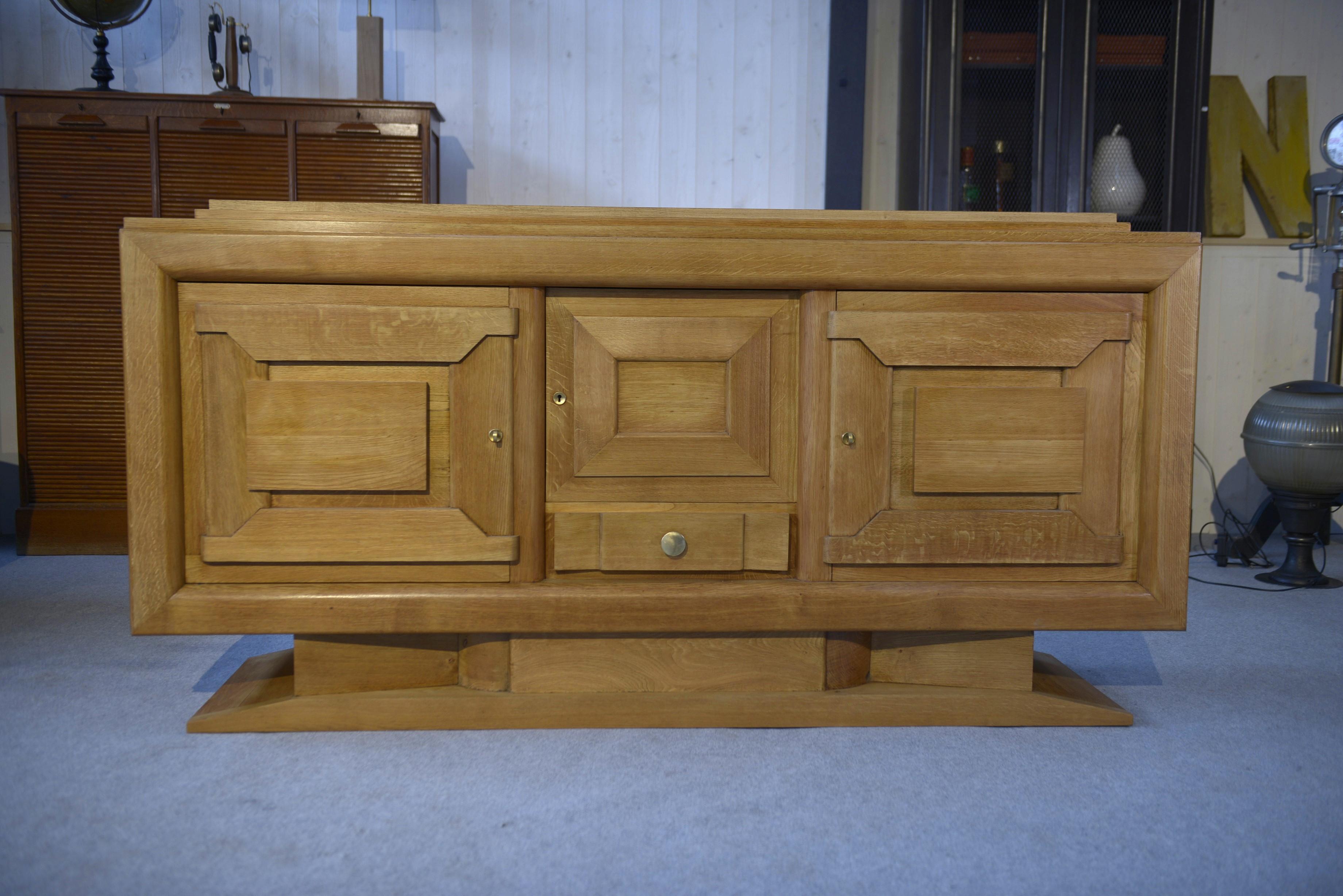 Buffet brutalista Art déco en estilo chêne Charles Dudouyt / Gaston Poisson 1930 en venta 4