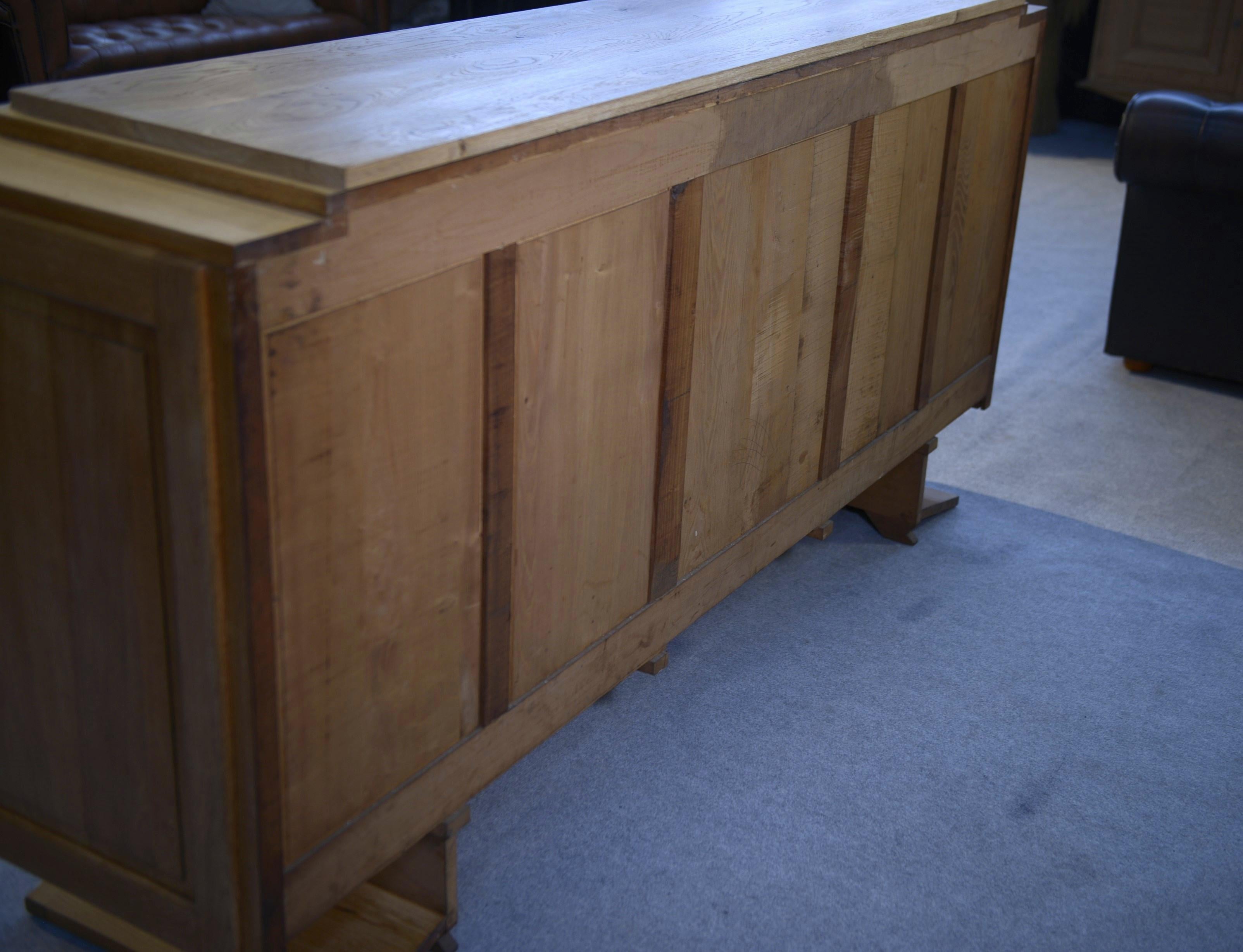 Buffet brutalista Art déco en estilo chêne Charles Dudouyt / Gaston Poisson 1930 en venta 6