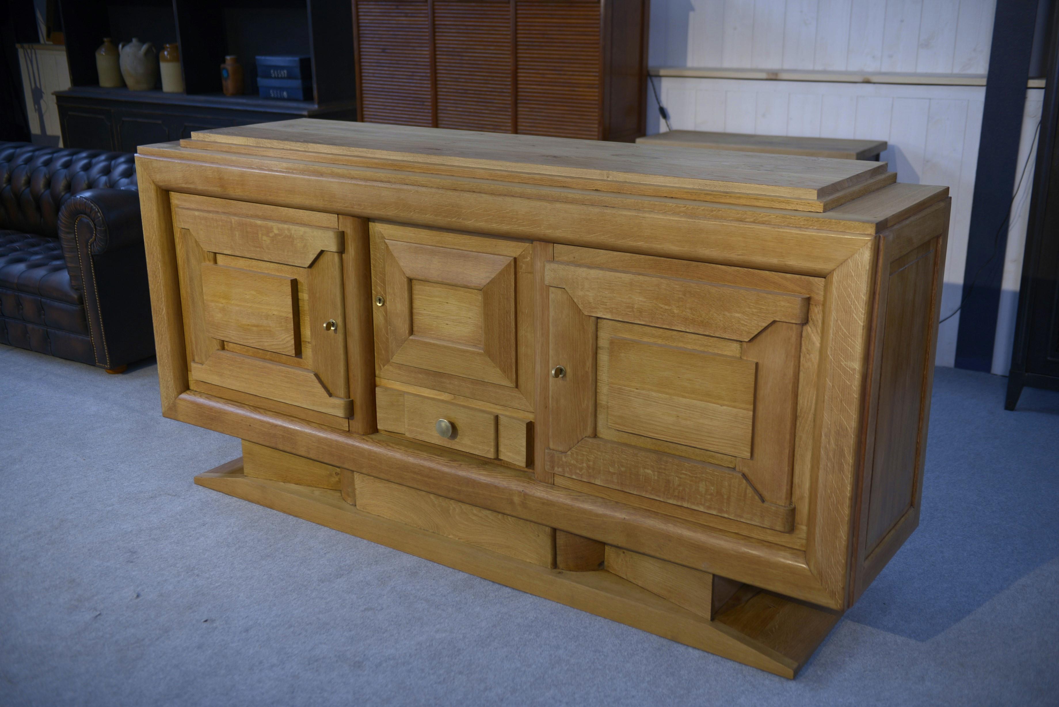 Buffet brutalista Art déco en estilo chêne Charles Dudouyt / Gaston Poisson 1930 en venta 8