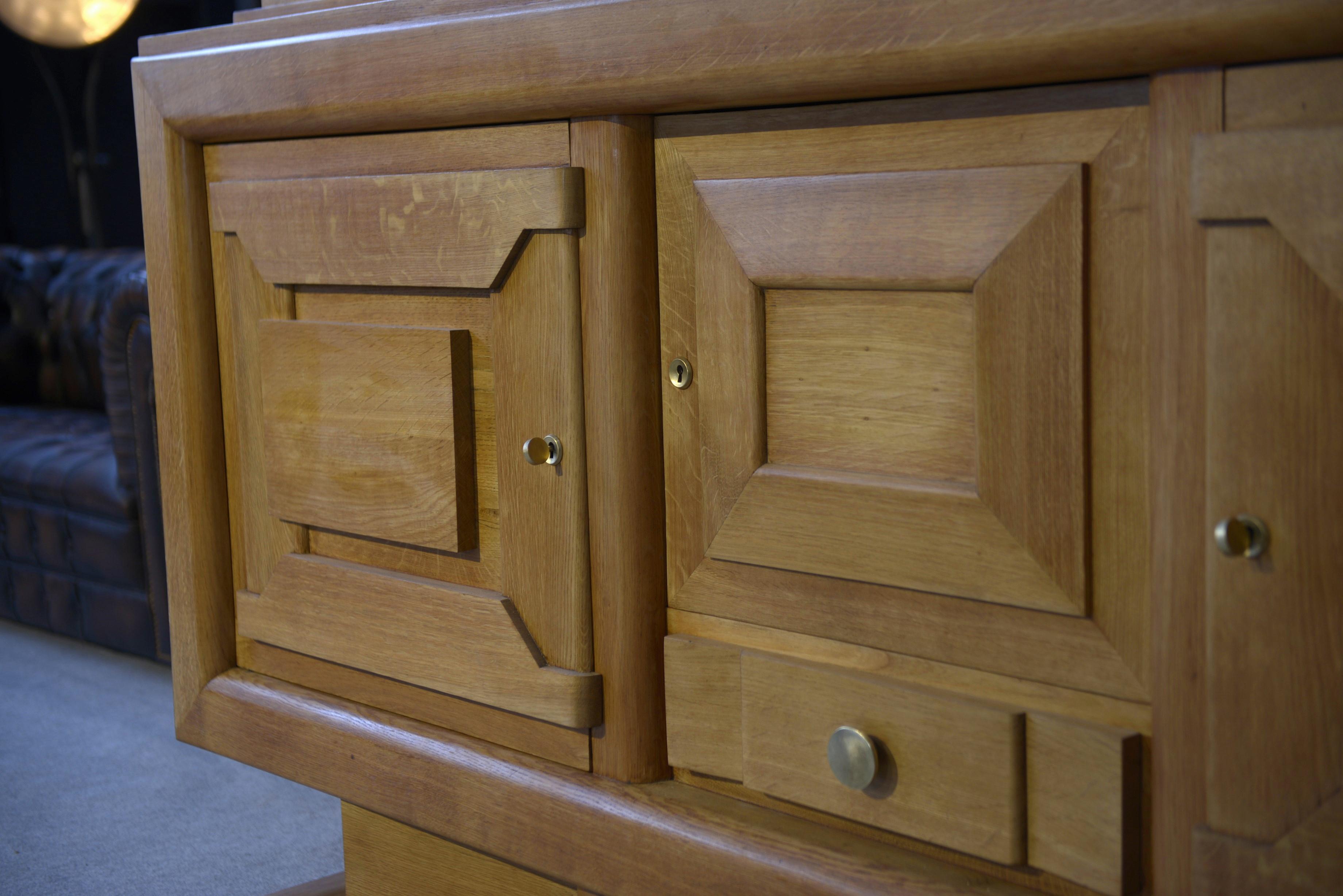 Buffet brutalista Art déco en estilo chêne Charles Dudouyt / Gaston Poisson 1930 Francés en venta
