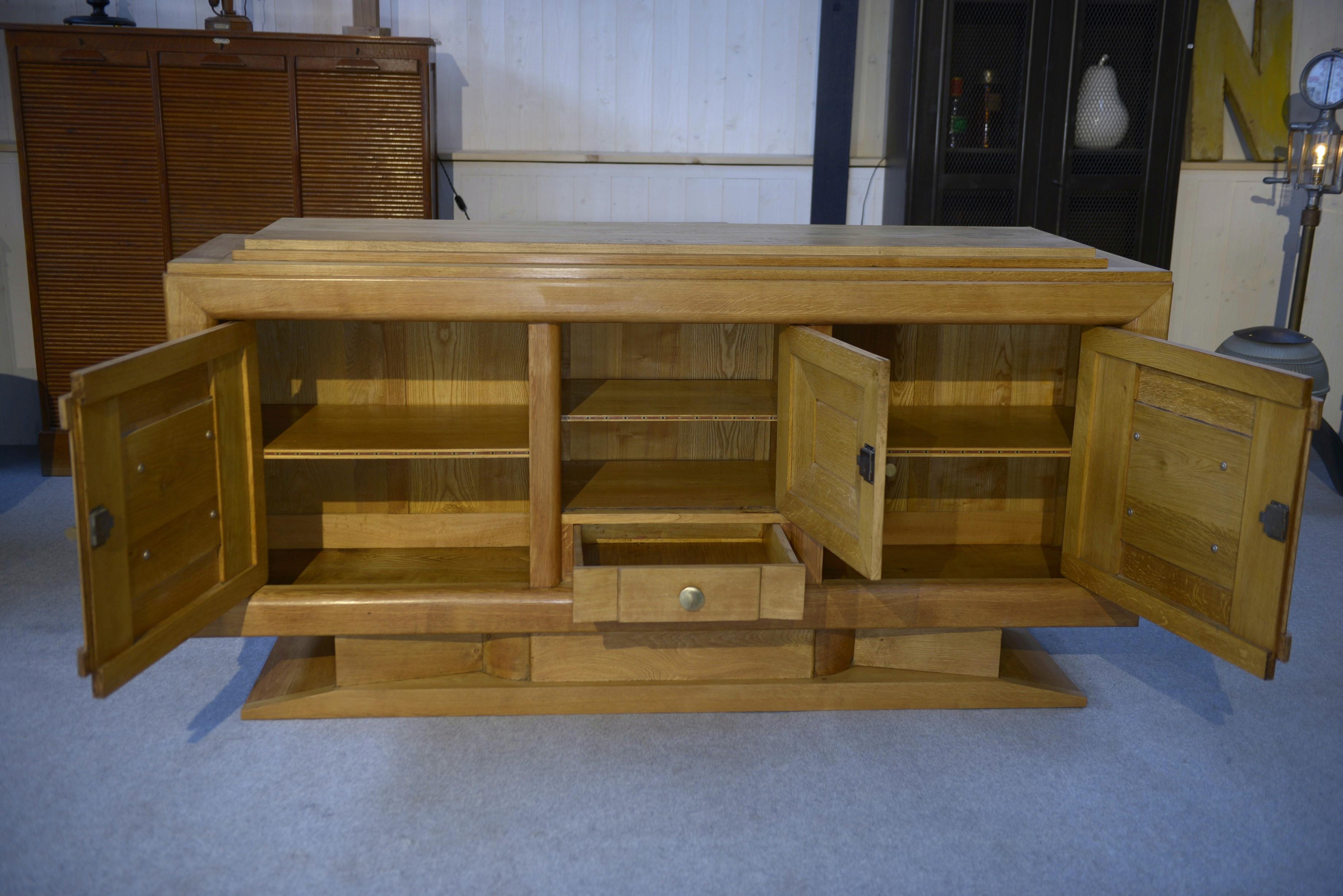 Buffet brutalista Art déco en estilo chêne Charles Dudouyt / Gaston Poisson 1930 Roble en venta
