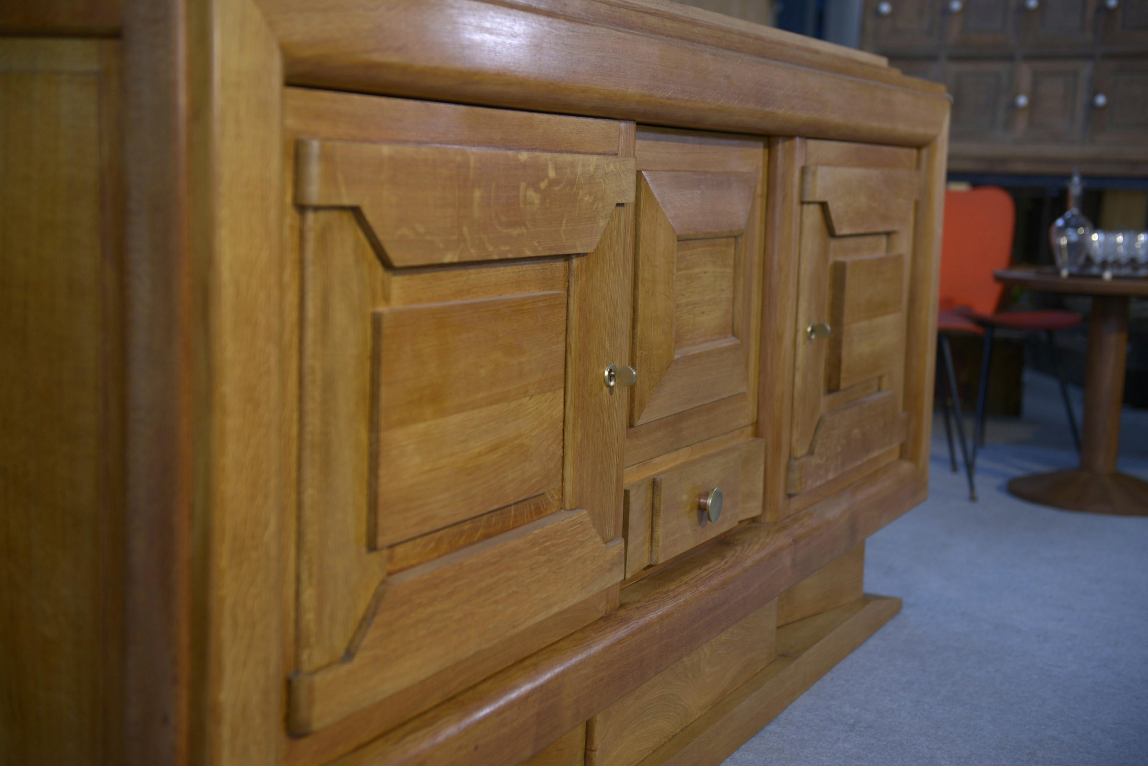 Buffet brutalista Art déco en estilo chêne Charles Dudouyt / Gaston Poisson 1930 en venta 1