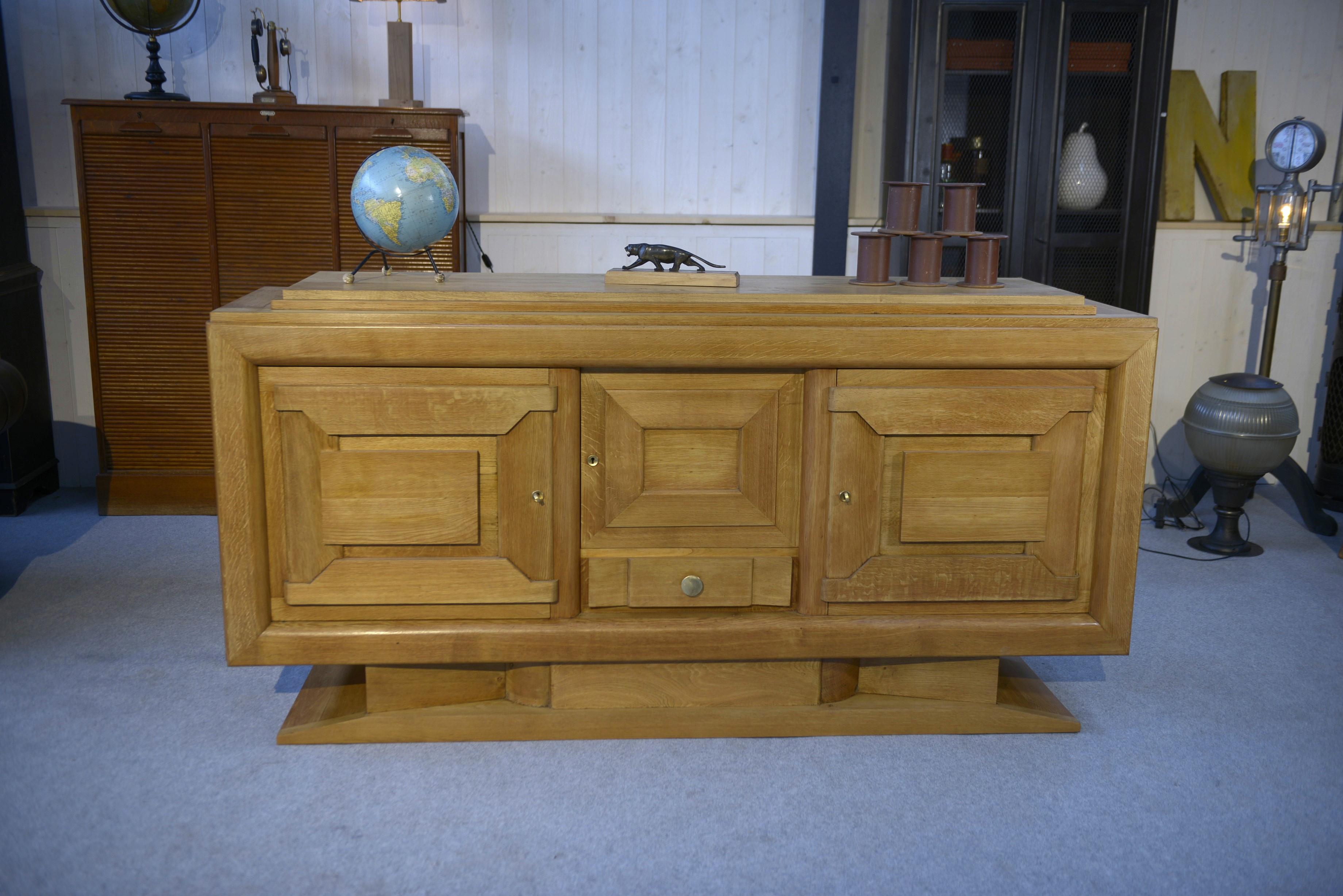 Buffet brutalista Art déco en estilo chêne Charles Dudouyt / Gaston Poisson 1930 en venta 2