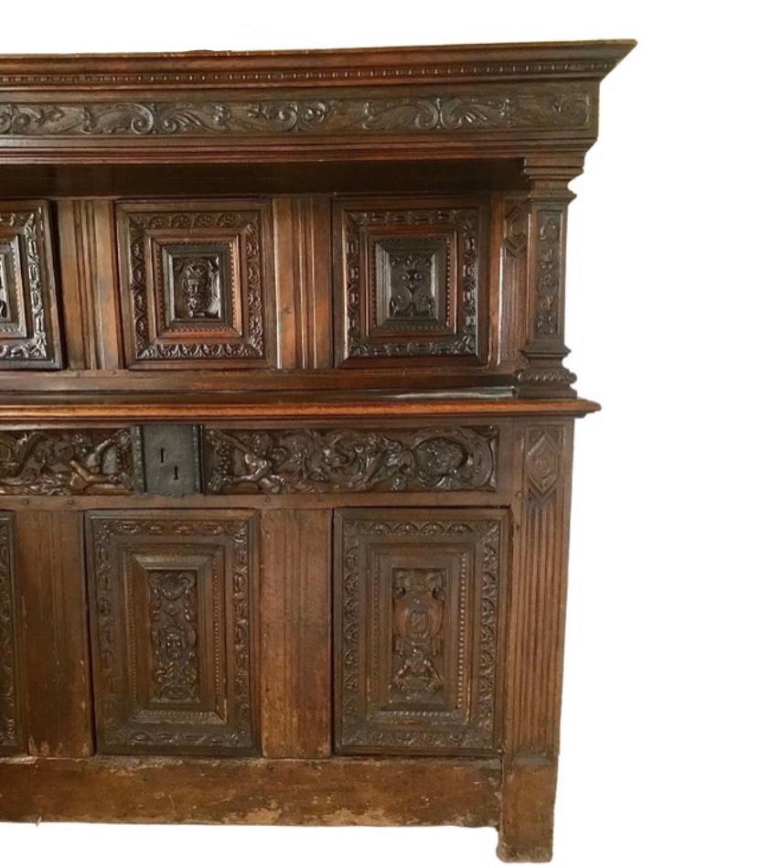 Important buffet Renaissance-crédence.
Ce meuble, à l'origine un très grand coffre du XVIe siècle coffre du XVIe siècle comporte trois panneaux sculptés de mascarons et de montants cannelés avec deux ceintures sculptées d'un visage d'homme barbu de