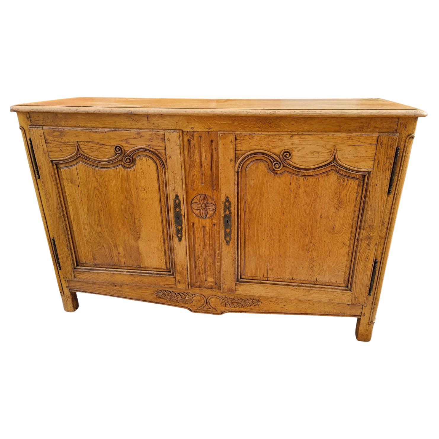 Scopri un vero e proprio gioiello per il tuo arredamento: questo sontuoso buffet in stile Luigi XVI, realizzato in Normandia e in Francia, in legno massiccio. Con le sue dimensioni generose di 167 cm di lunghezza, 55 cm di profondità e 110 cm di