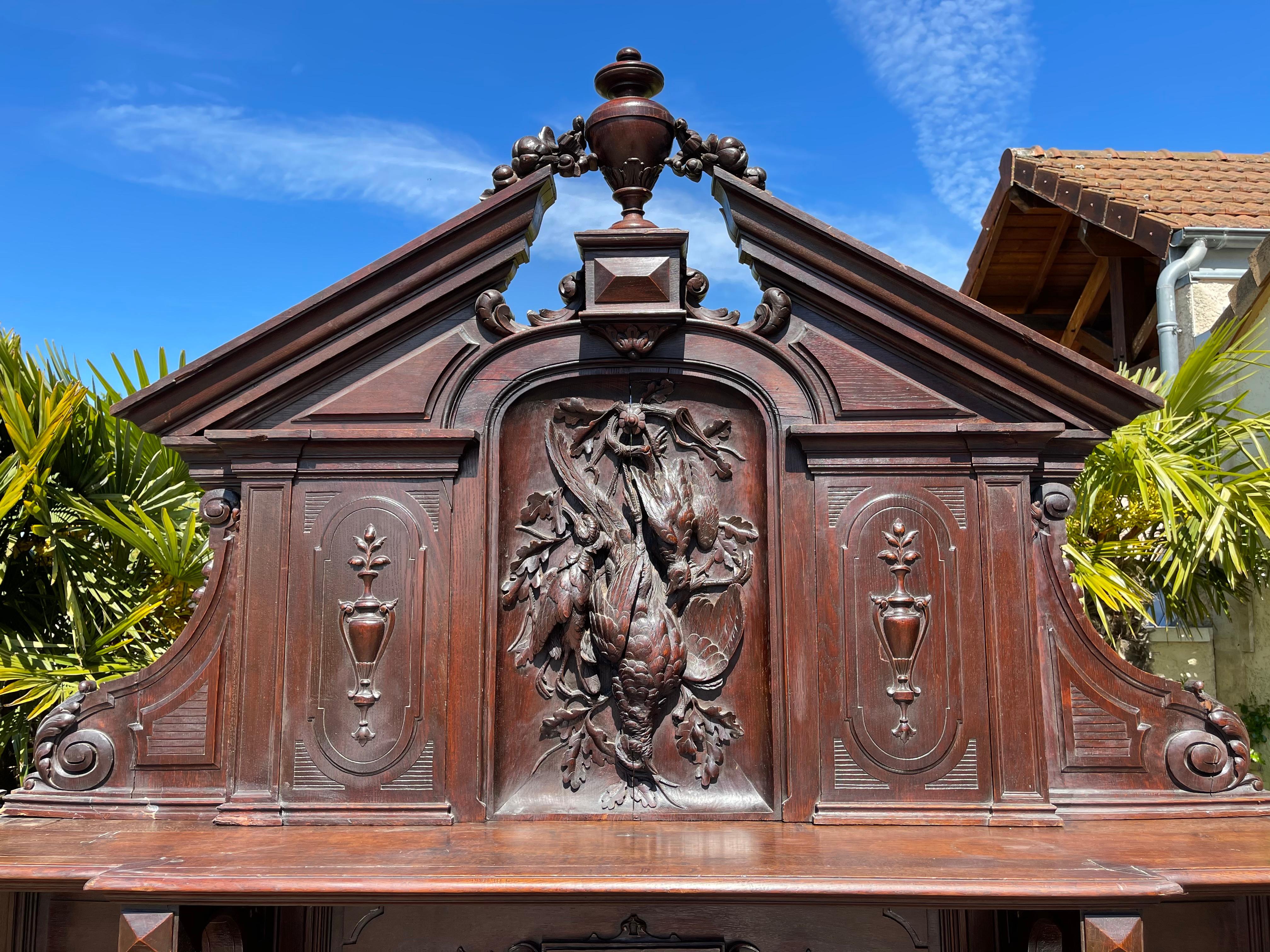 Imposing oak buffet richly carved with Renaissance-style hunting scenes. This buffet has in the lower part, three drawers and three doors. It is complete and in good condition.
French work of 19th century, top quality.