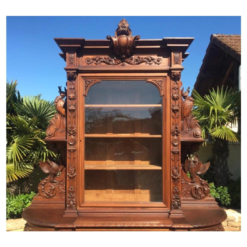 Superb Renaissance style hunting buffet. It is in walnut richly carved with various animals such as: duck, herons, partridge, dog, etc ... This sideboard is in very good condition, is composed of a window in the upper part. The lower part consists