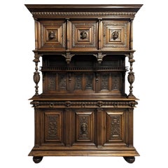 French Renaissance 19ème siècle  Style Buffet en noyer