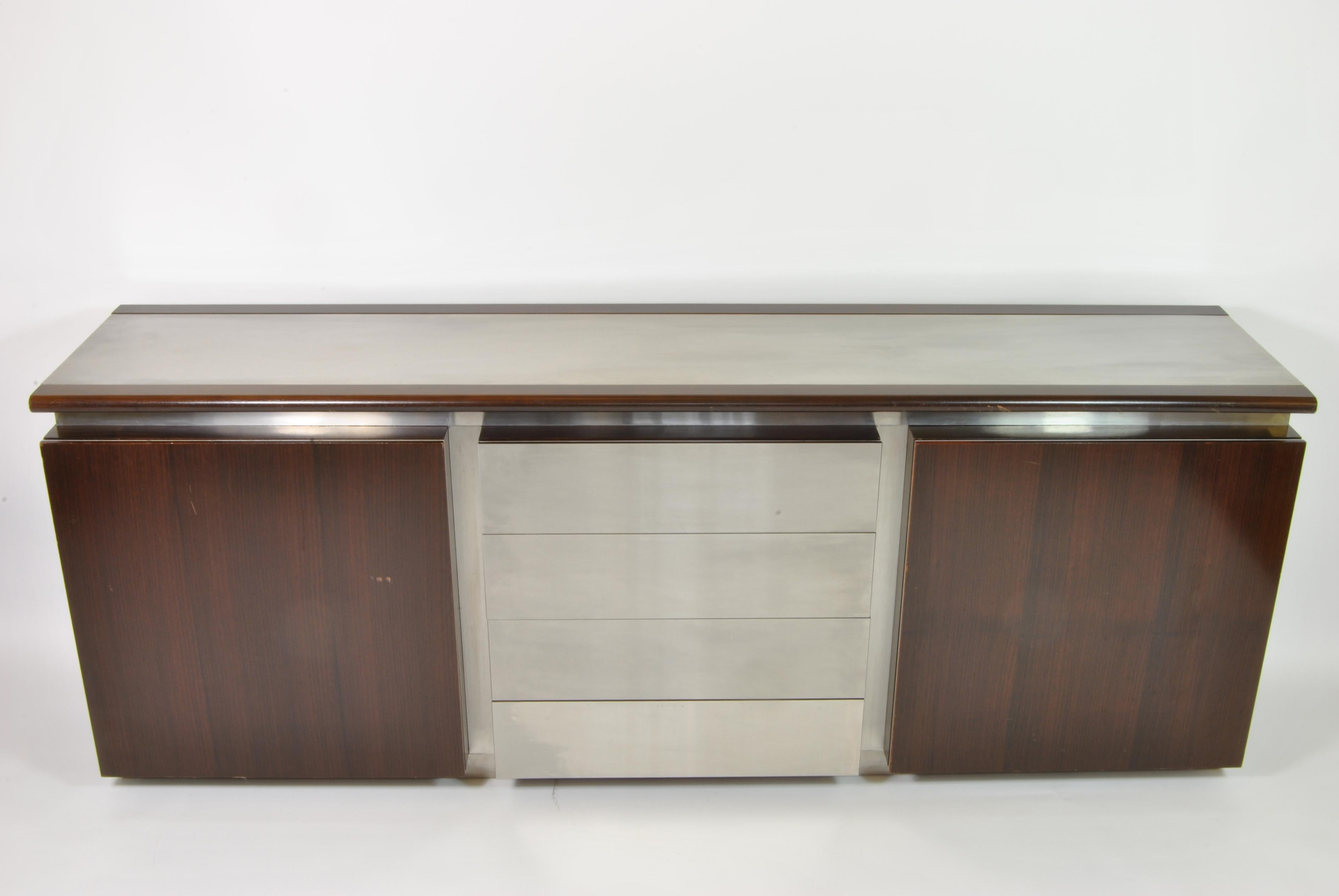 Buffet, design Ludovico Acerbis and Giotto Stoppino for Acerbis International, Italy, 1960.
Veneered wood, steel and glass shelves.