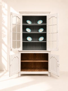Aparador de dos cuerpos con puertas de cristal, estilo Luis XV, de madera con acabado blanco patinado