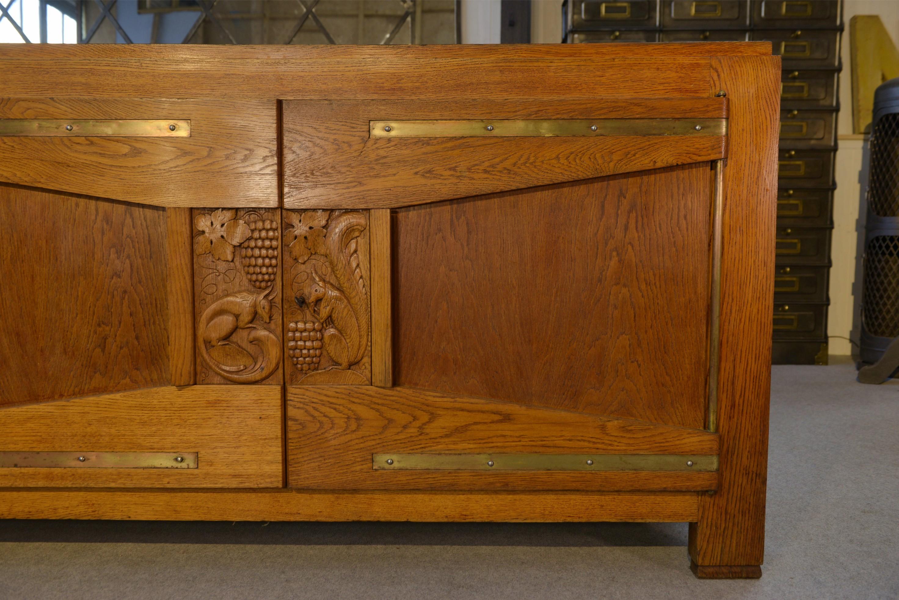 Buffet en chêne massif Art déco par Henri Bonjour 1930's in vendita 3