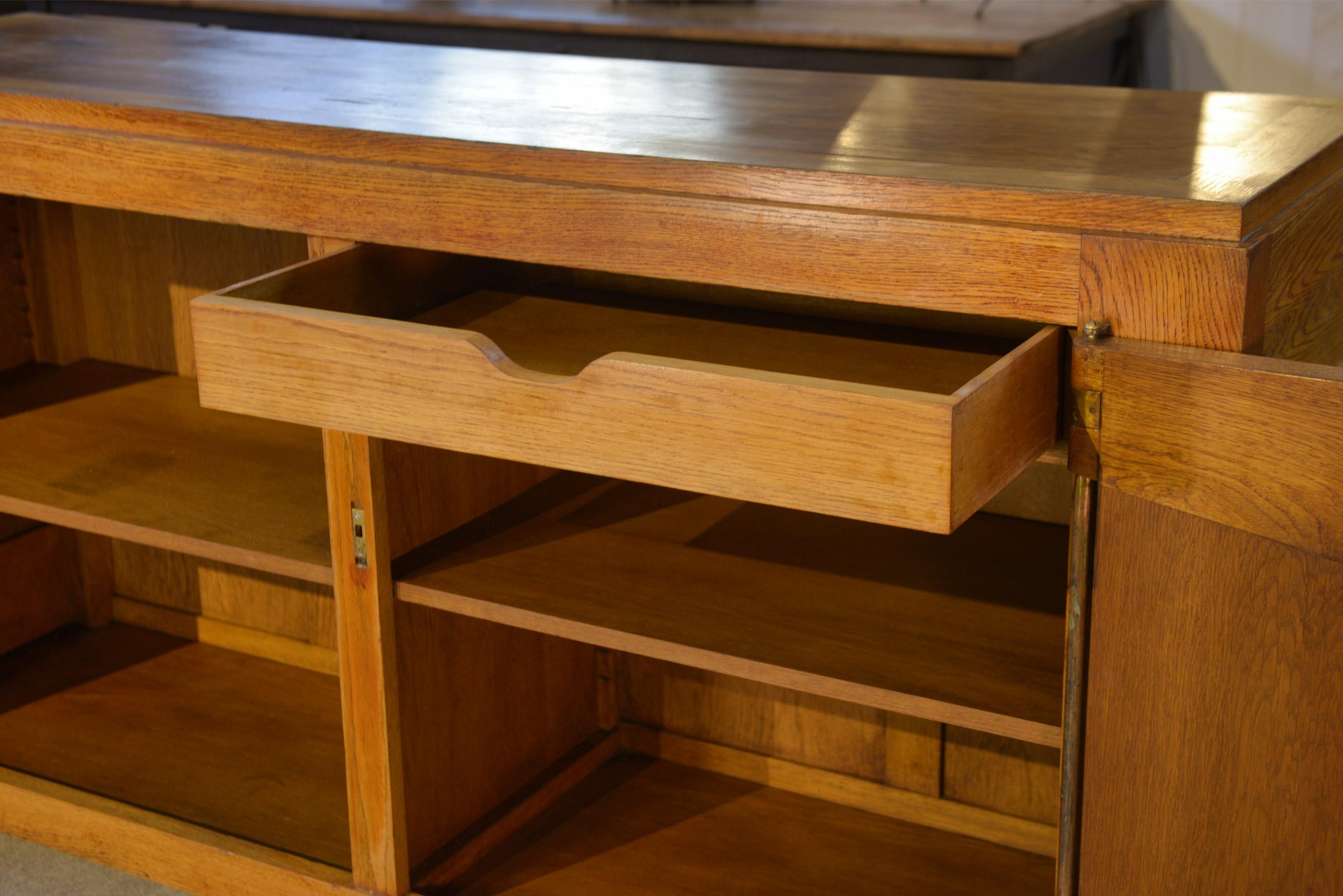 Buffet en chêne massif Art déco par Henri Bonjour 1930's in vendita 4