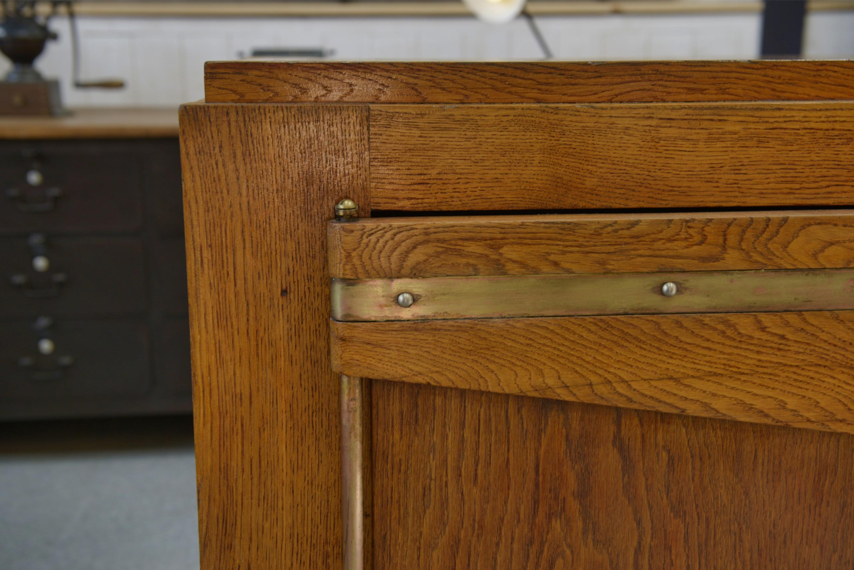 Buffet en chêne massif Art déco par Henri Bonjour 1930's in vendita 6