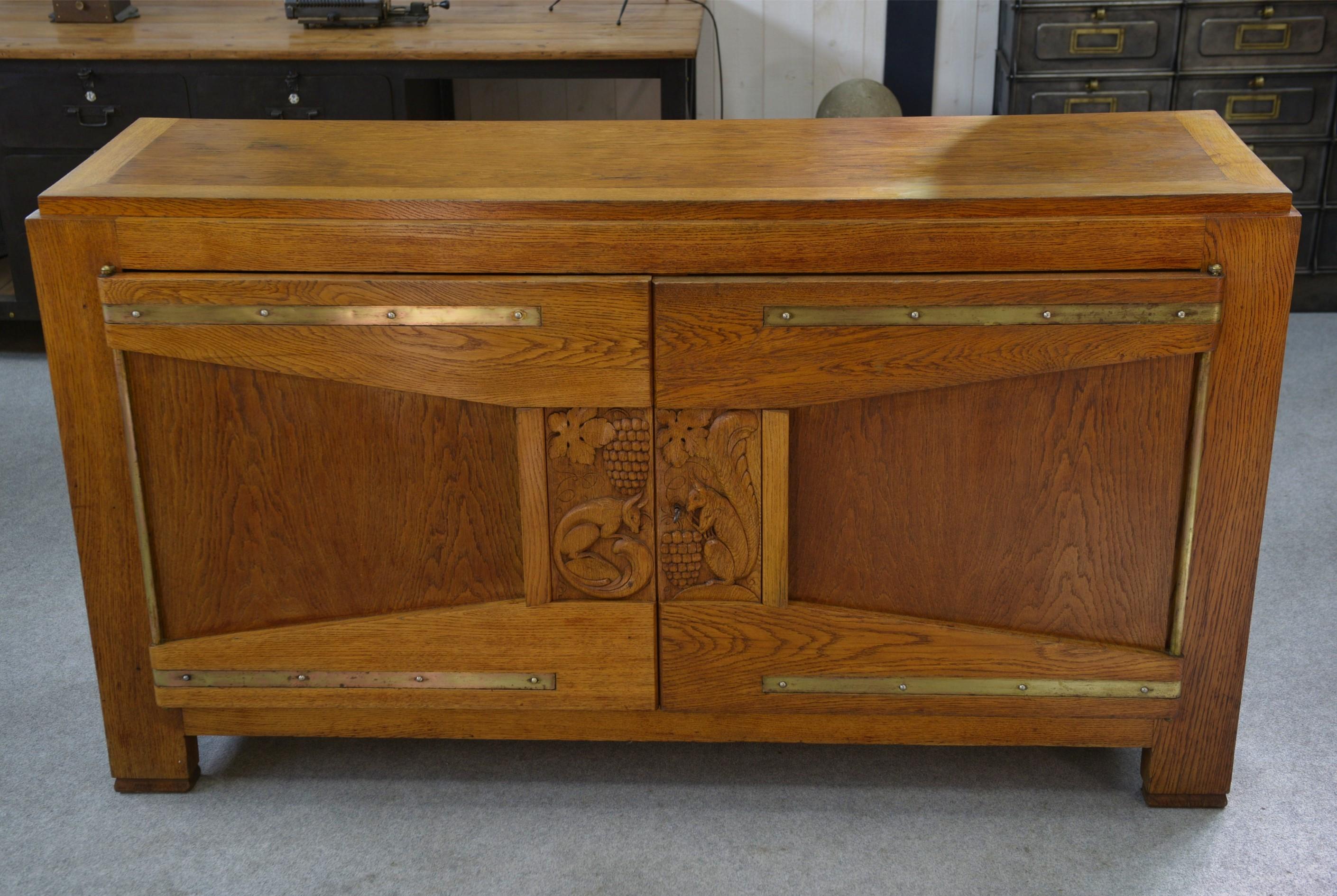 Buffet en chêne massif Art déco par Henri Bonjour 1930's in vendita 7
