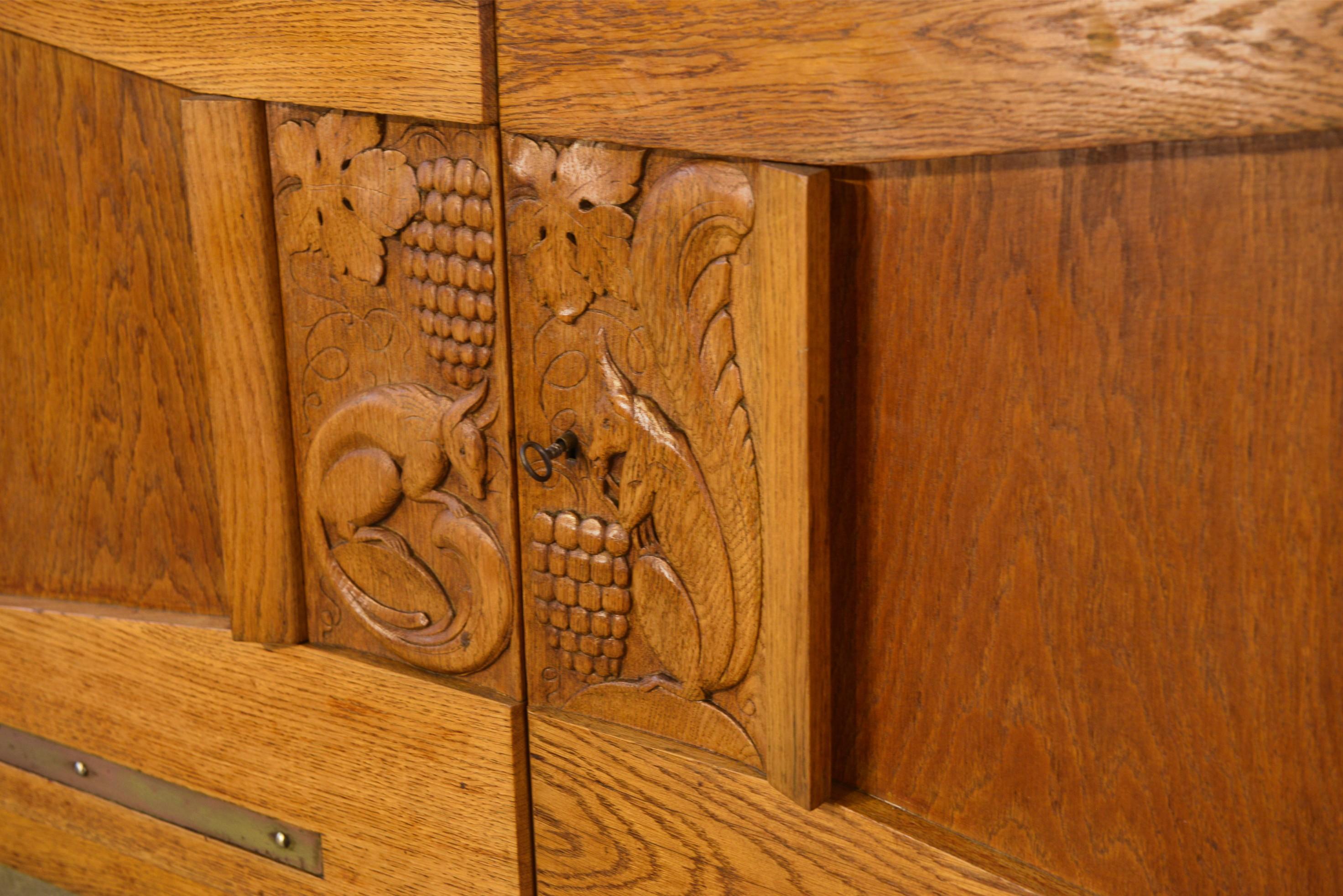 Metà XX secolo Buffet en chêne massif Art déco par Henri Bonjour 1930's in vendita