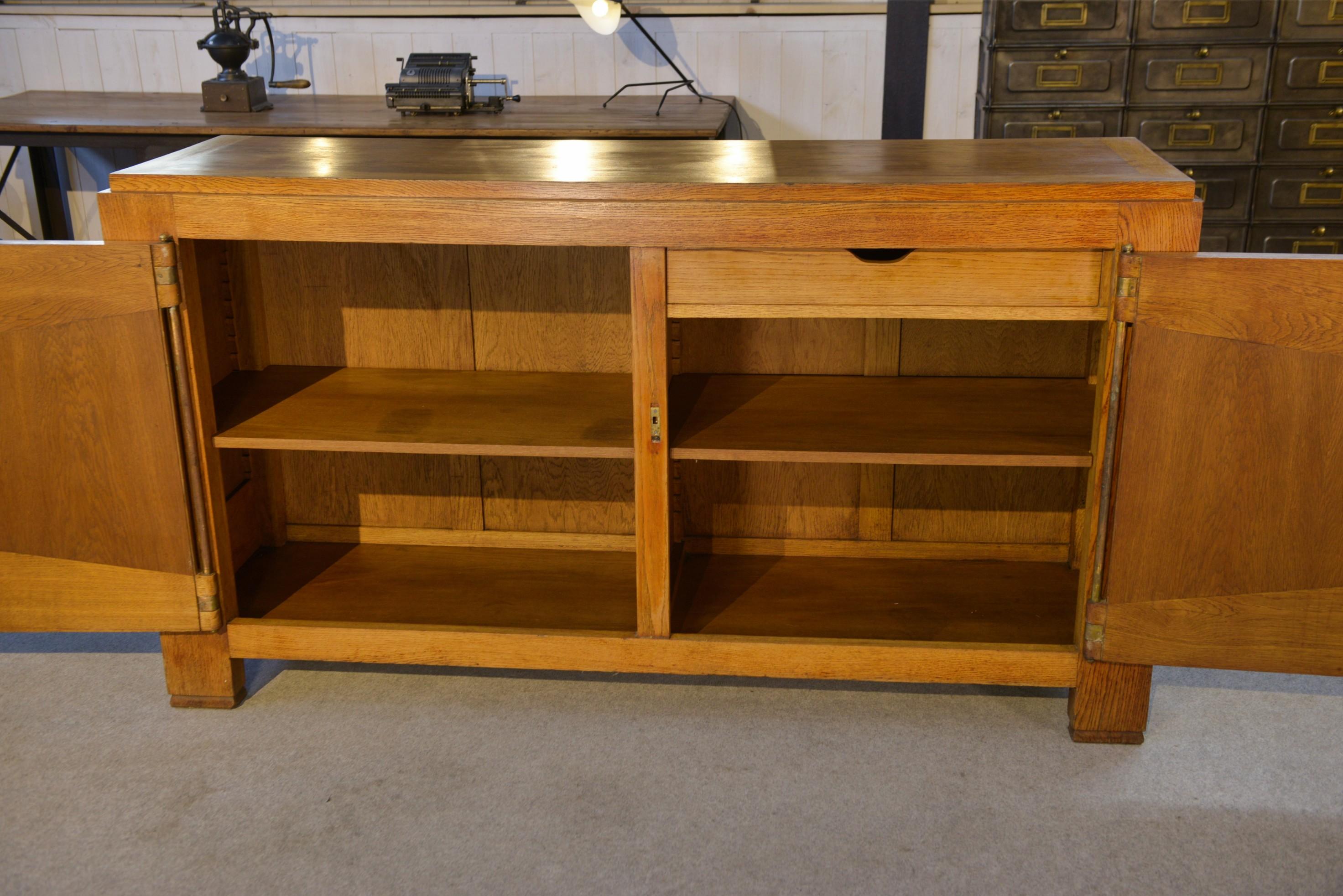 Quercia Buffet en chêne massif Art déco par Henri Bonjour 1930's in vendita