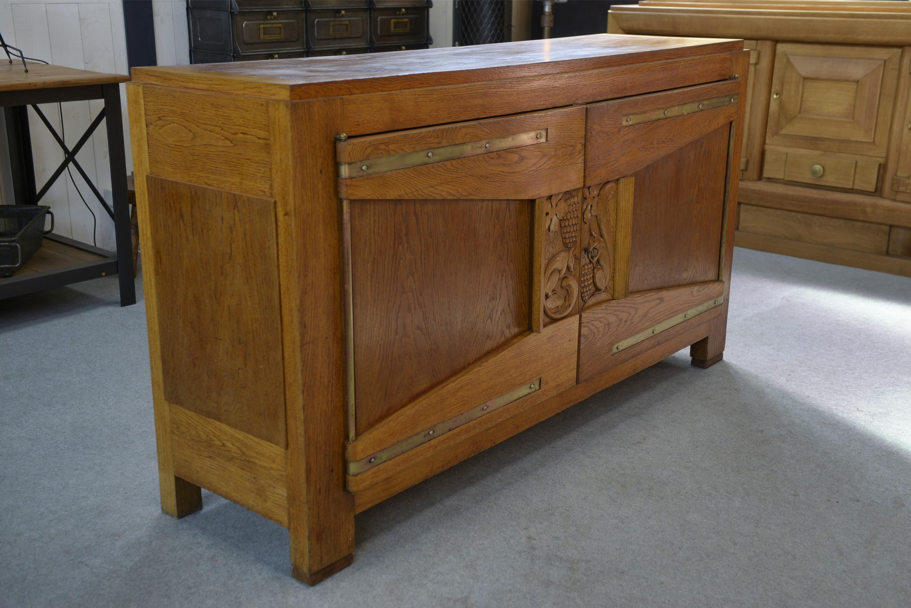 Buffet en chêne massif Art déco par Henri Bonjour 1930's in vendita 2