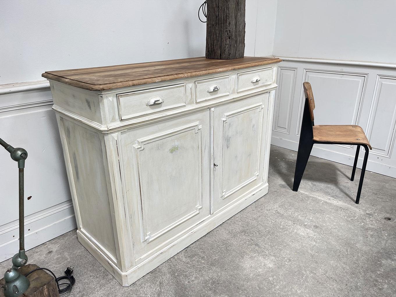 Très beau buffet clair en bois de noyer avec trois tiroirs à poignée coquille. ¡La patine crème, lumineuse, de ce meuble vintage lui confère un charme supplémentaire !
En très bel état général et d'une profondeur de 52 cm, il trouvera facilement sa
