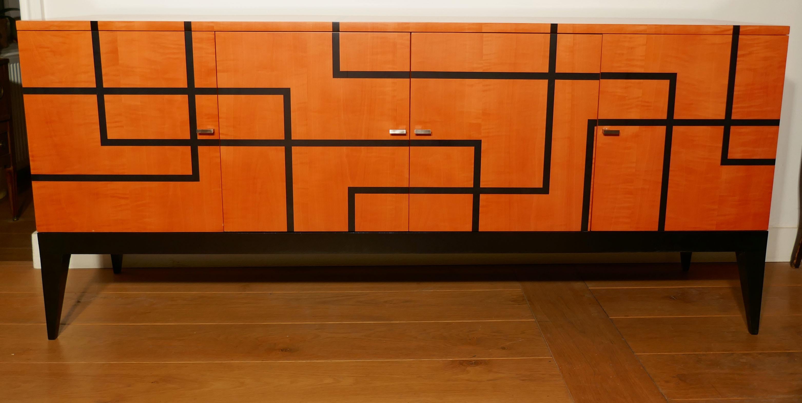 Buffet « Fillets » en sycomore orange et noir.
Ouvert en modèle à quatre portes conçu par Aymeric Lefort pour le bureau Hermès à Paris en 2012.
Le buffet s'ouvre sur quatre portes, il y a quatre étagères au milieu, derrière des portes en bois.
Cette