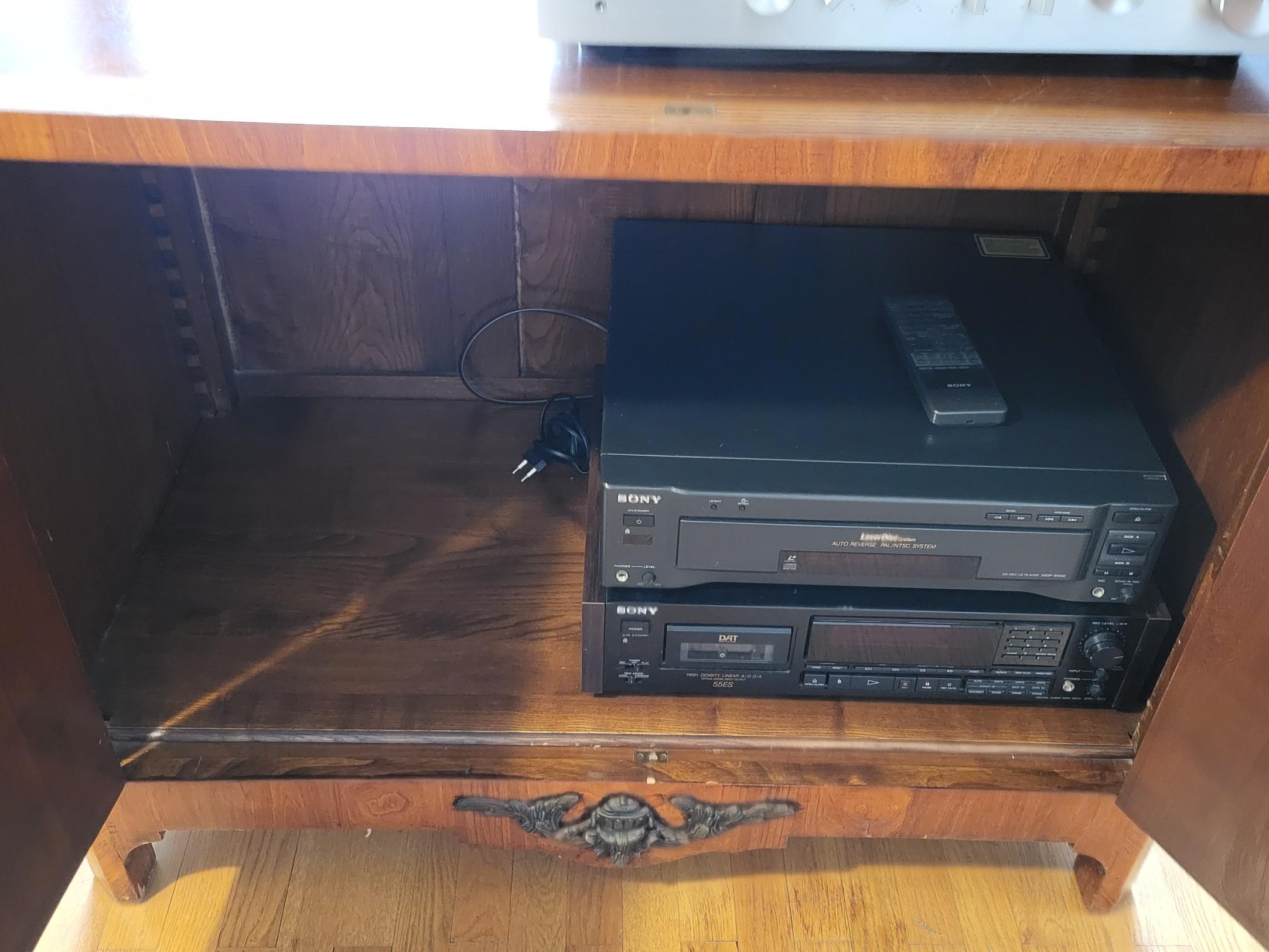 Buffet haut en bois de rose et plaque de marbre style Louis XVI  Français en vente 8