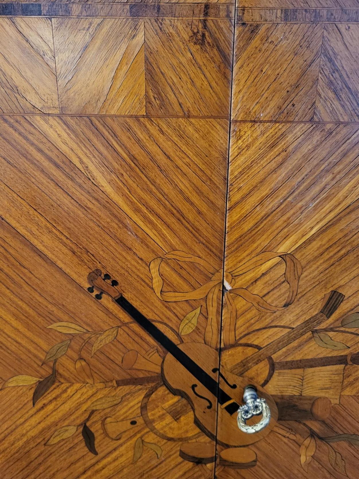 Marqueterie Buffet haut en bois de rose et plaque de marbre style Louis XVI  Français en vente