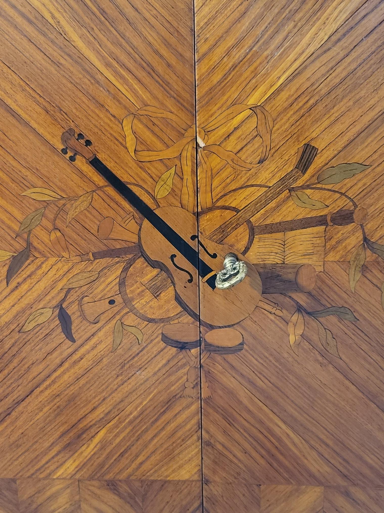 Buffet haut en bois de rose et plaque de marbre style Louis XVI  Français Bon état - En vente à London, England