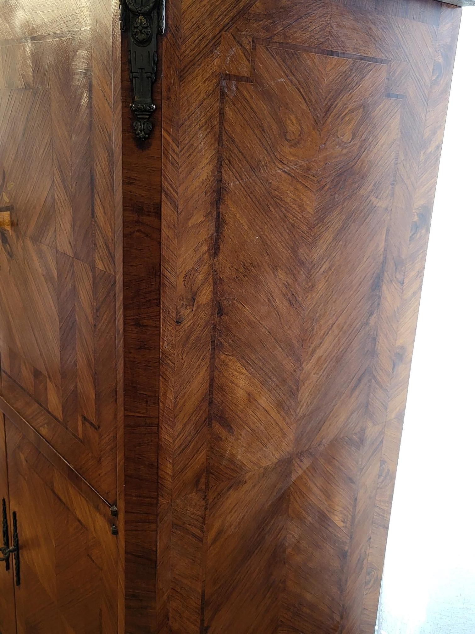 Buffet haut en bois de rose et plaque de marbre style Louis XVI  Français en vente 3
