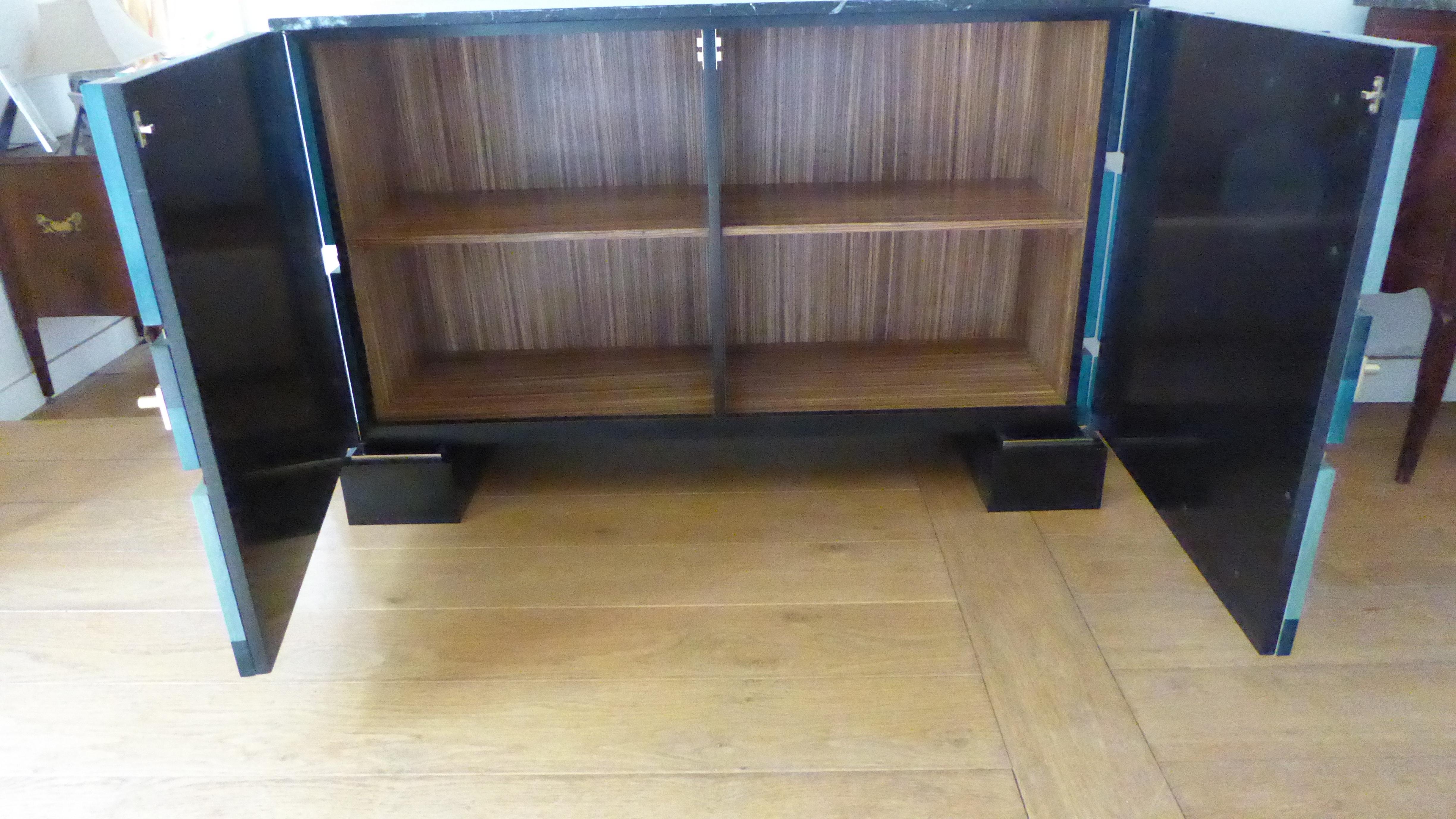 Nuovo   Wood Wood  Buffet intarsiato, marmo nero e filetti in bronzo in vendita 2