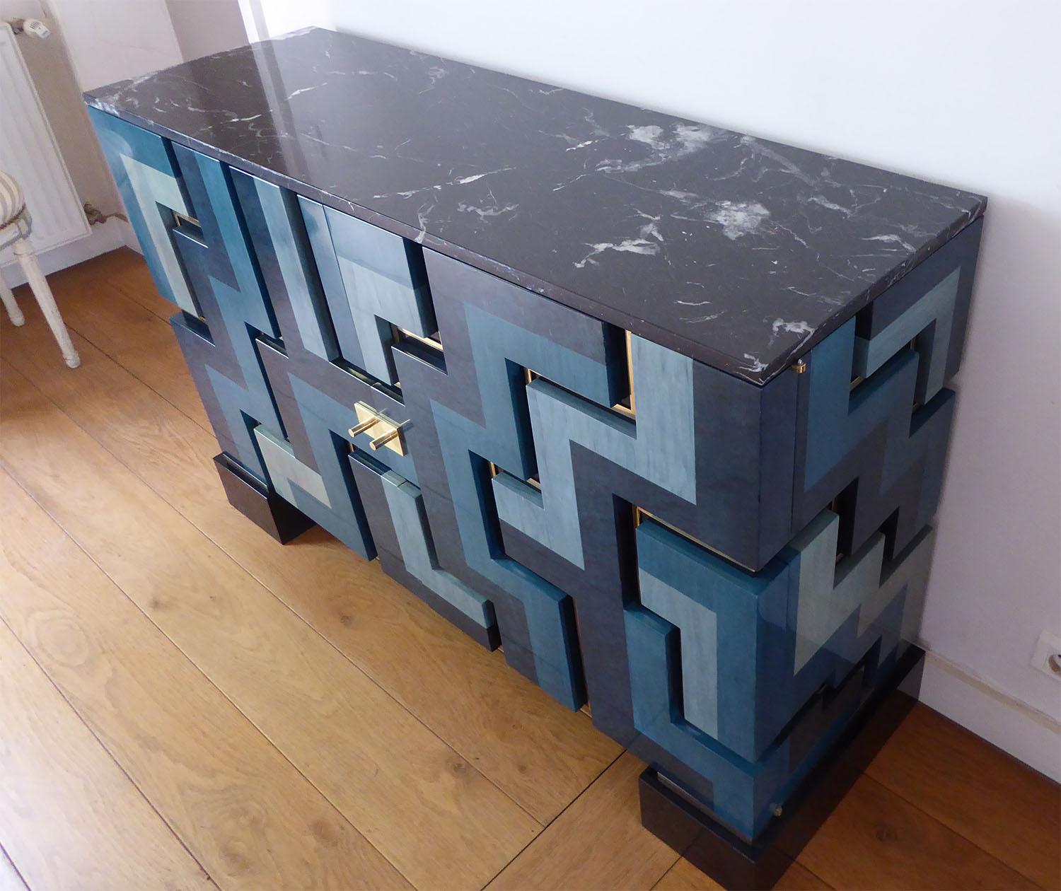 Nuovo   Wood Wood  Buffet intarsiato, marmo nero e filetti in bronzo In condizioni ottime in vendita a SENLIS, OISE
