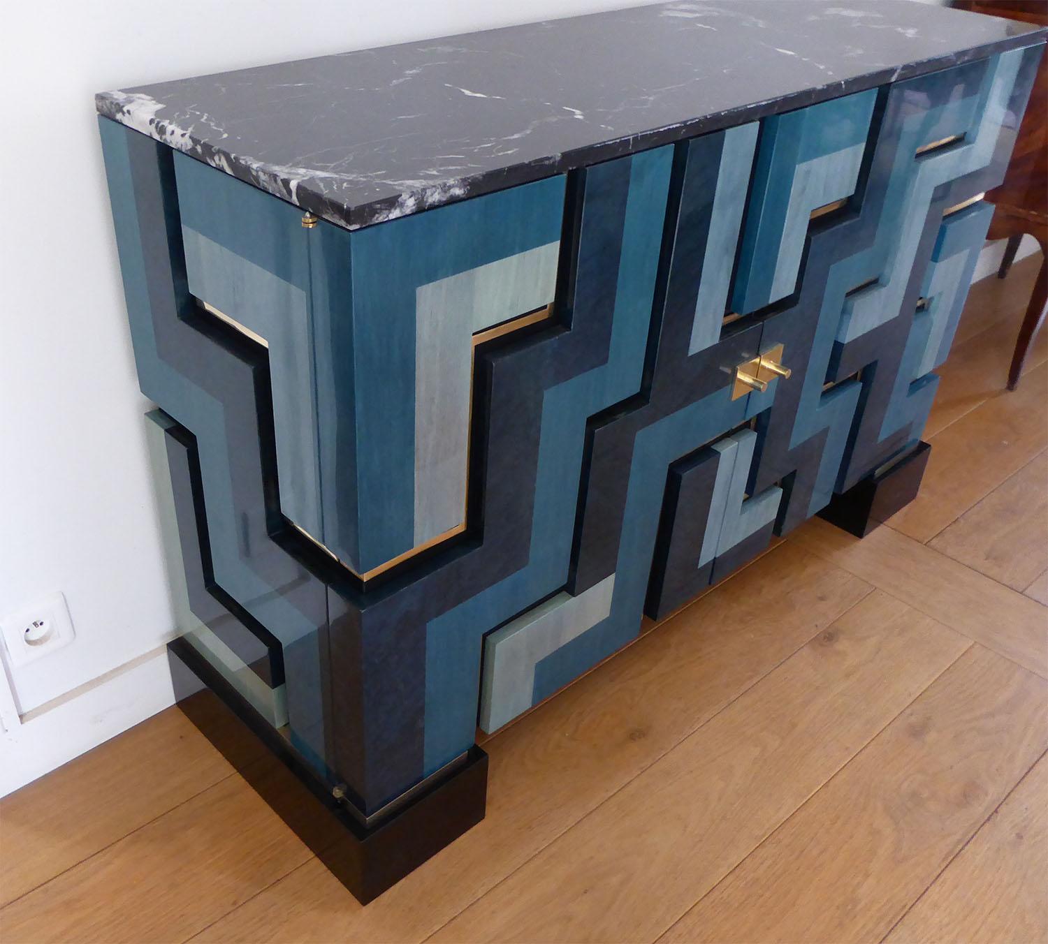 XXI secolo e contemporaneo Nuovo   Wood Wood  Buffet intarsiato, marmo nero e filetti in bronzo in vendita
