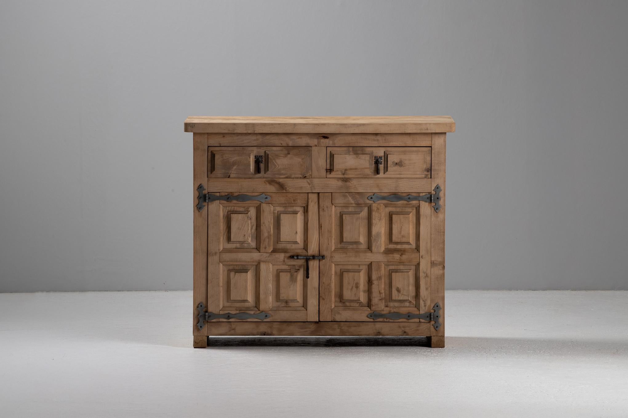Buffet aus geschnitztem Ulmenholz mit Eisenbeschlägen, Spanien, 1940 im Angebot 5