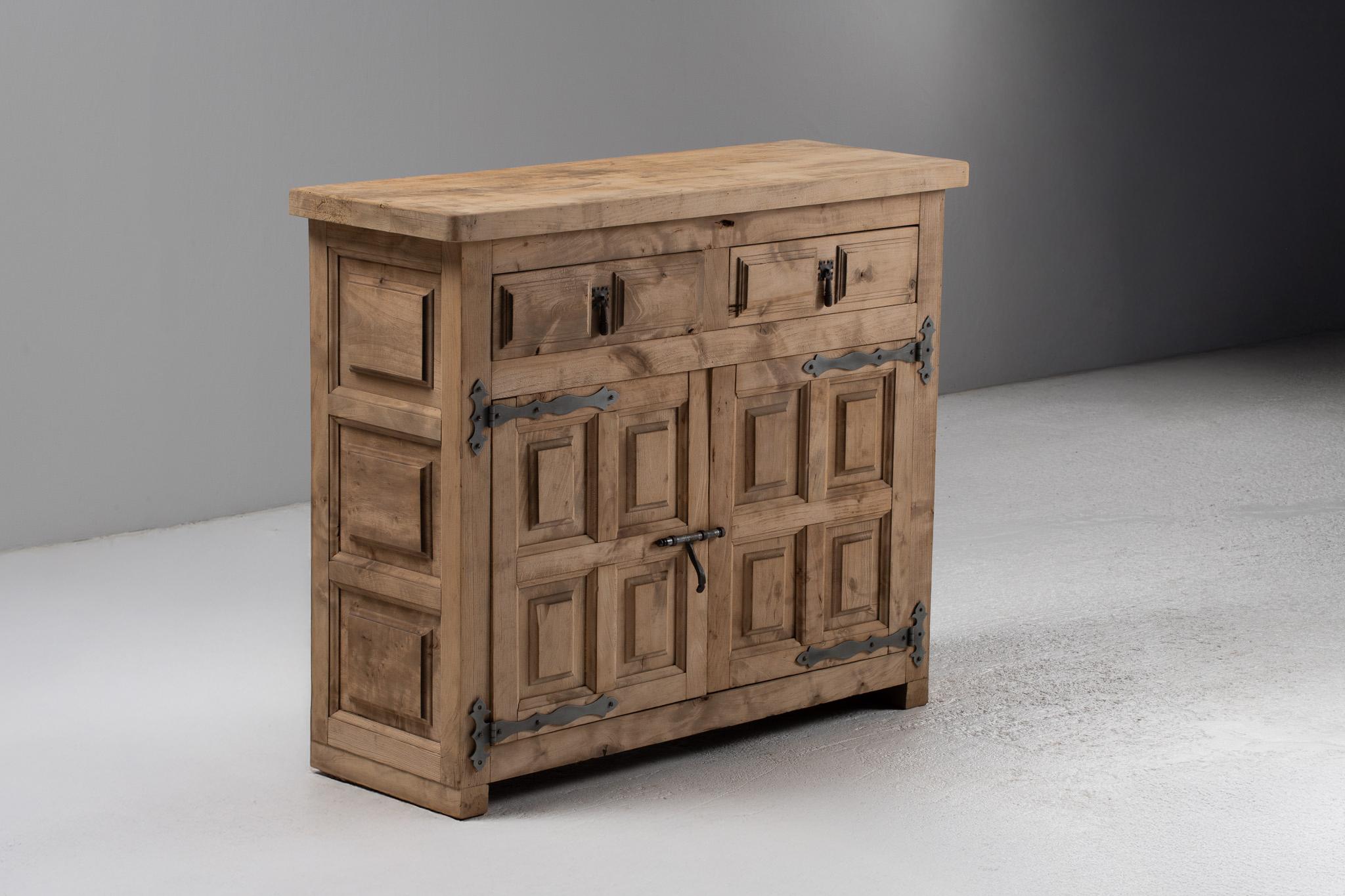 Buffet aus geschnitztem Ulmenholz mit Eisenbeschlägen, Spanien, 1940

Dieses Buffet aus spanischer Ulme ist mit seiner tief geschnitzten Fassade und den schmiedeeisernen Akzenten ein fühlbares Denkmal ländlicher Handwerkskunst. Seine zu einem