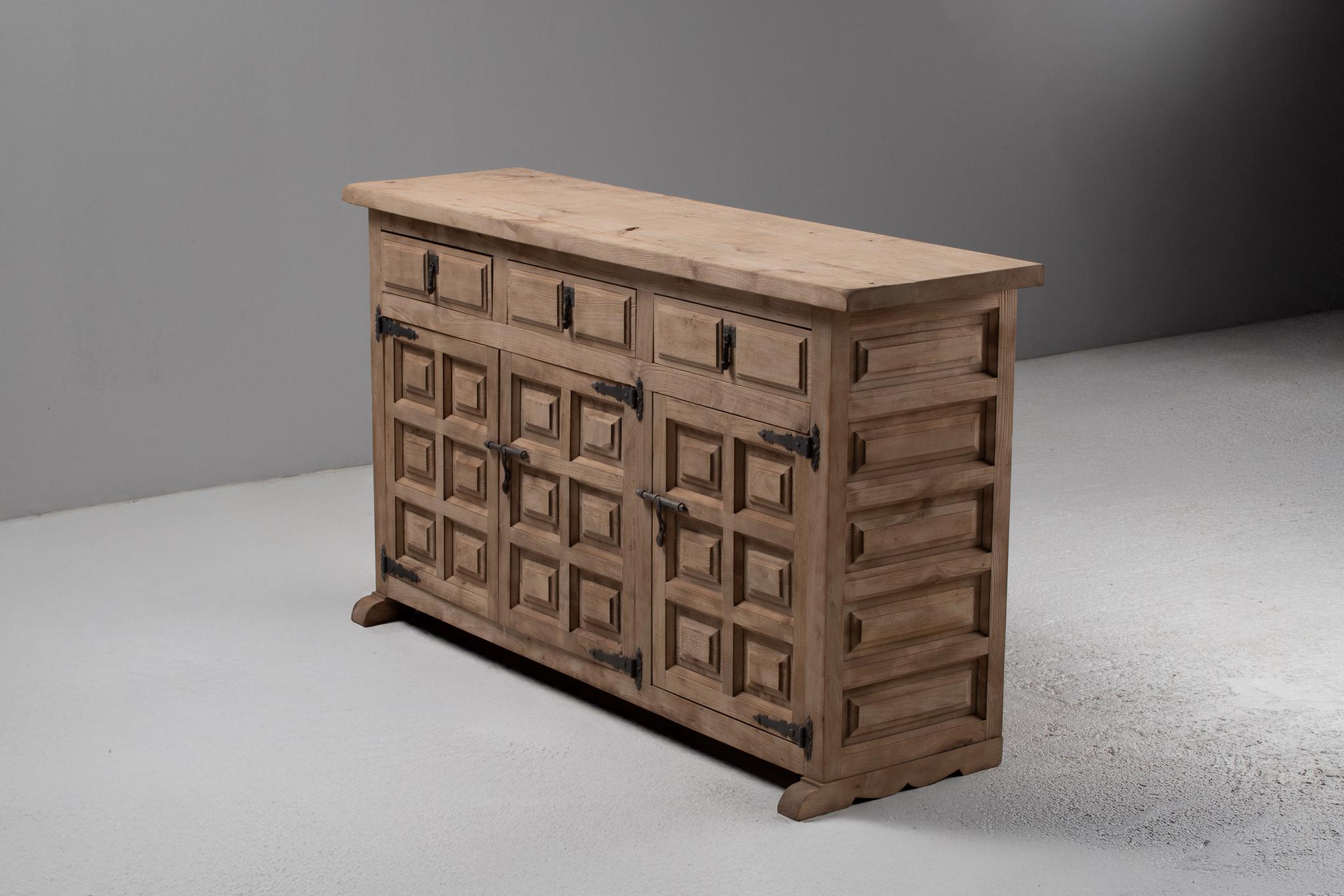 Buffet aus geschnitztem Ulmenholz mit Eisenbeschlägen, Spanien, 1940 (Spanisch) im Angebot