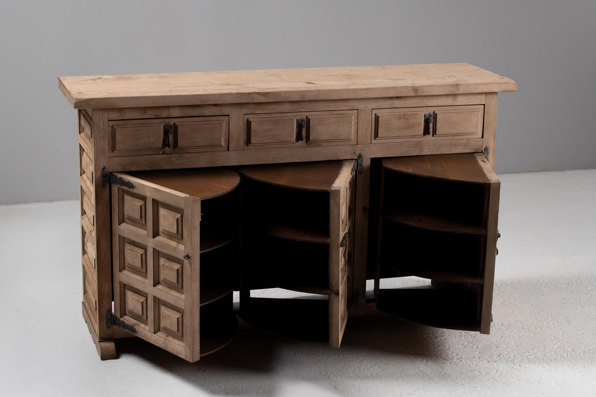 Buffet aus geschnitztem Ulmenholz mit Eisenbeschlägen, Spanien, 1940 (Handgeschnitzt) im Angebot