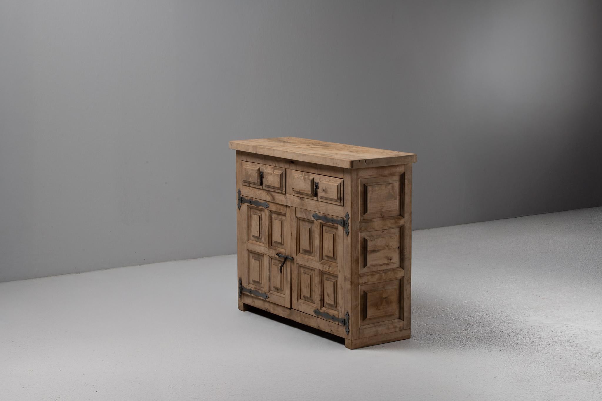 Buffet aus geschnitztem Ulmenholz mit Eisenbeschlägen, Spanien, 1940 (Mitte des 20. Jahrhunderts) im Angebot