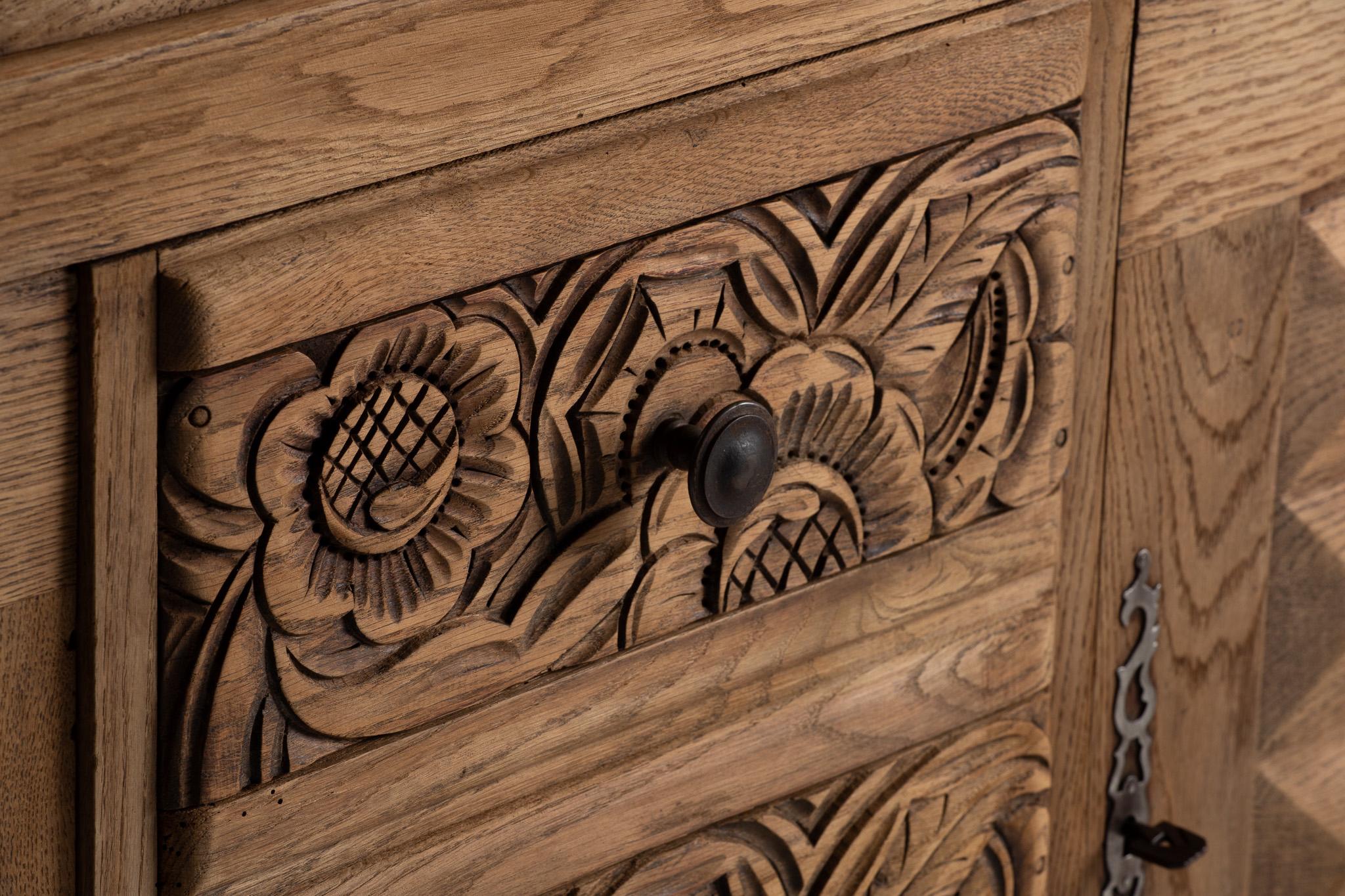 Buffet in Carved Oak, France, 1940s In condizioni buone in vendita a Kaštel Sućurac, Splitsko-dalmatinska županija
