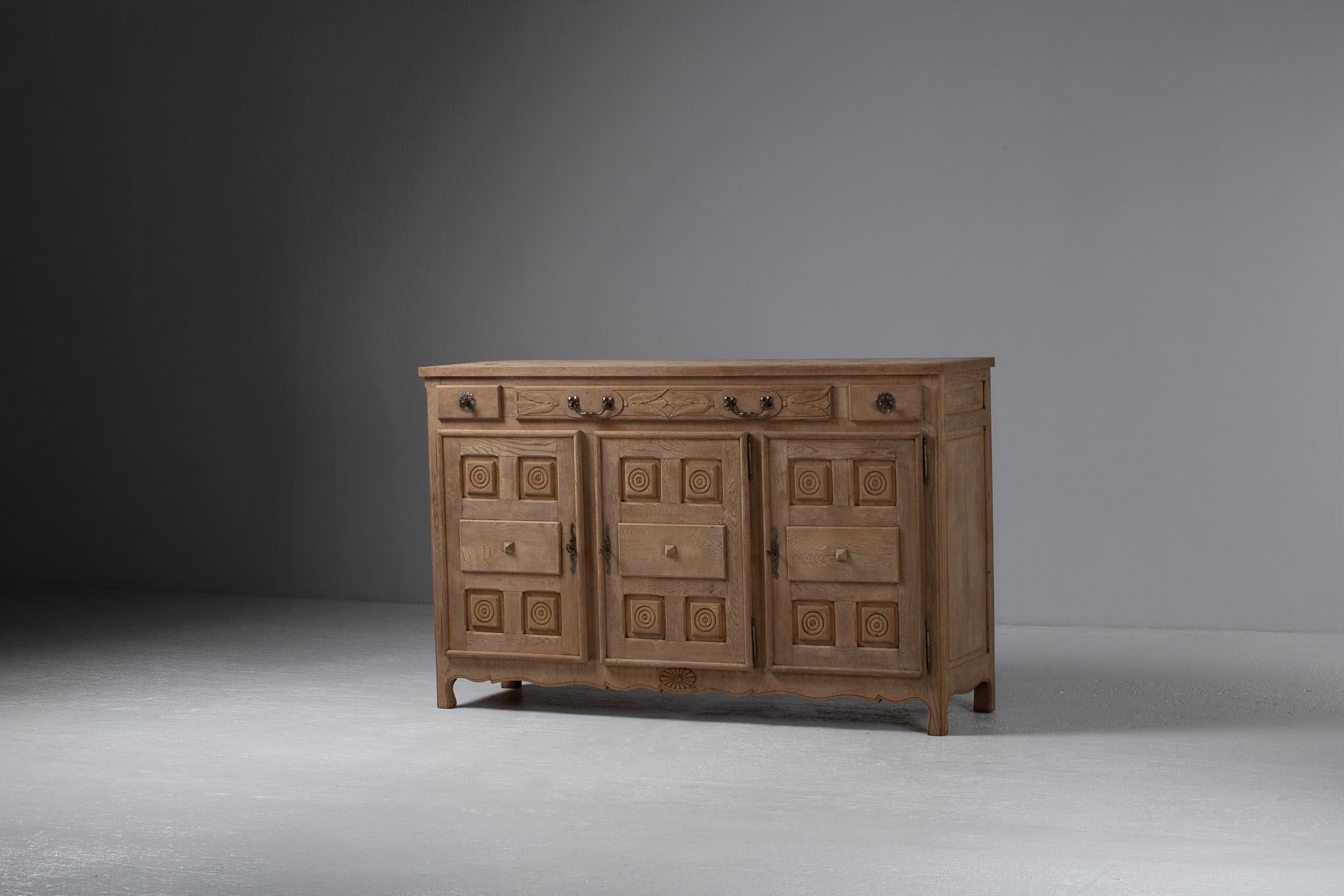 Buffet en chêne sculpté, France, début du 20e siècle en vente 2