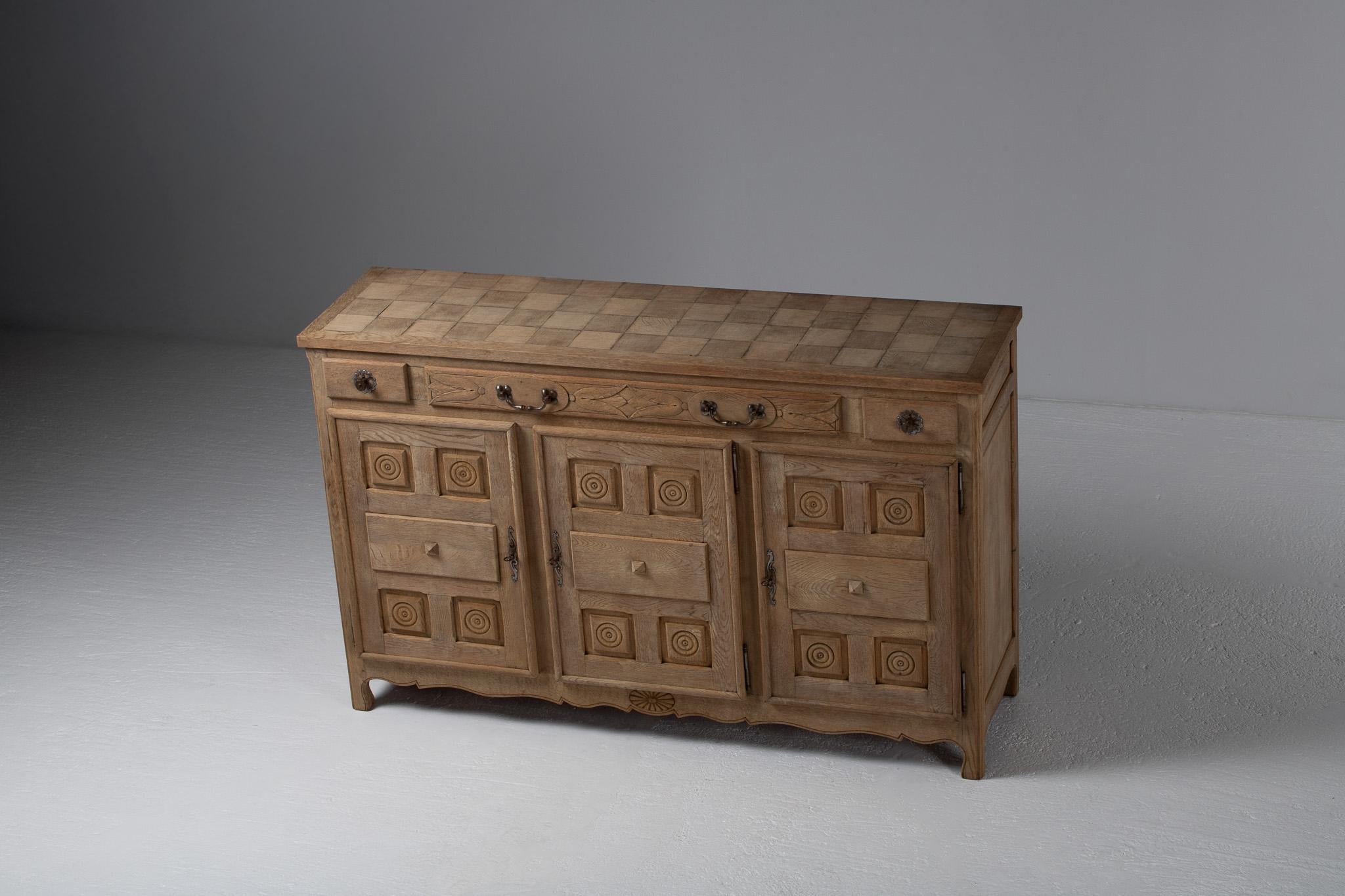 Provincial français Buffet en chêne sculpté, France, début du 20e siècle en vente