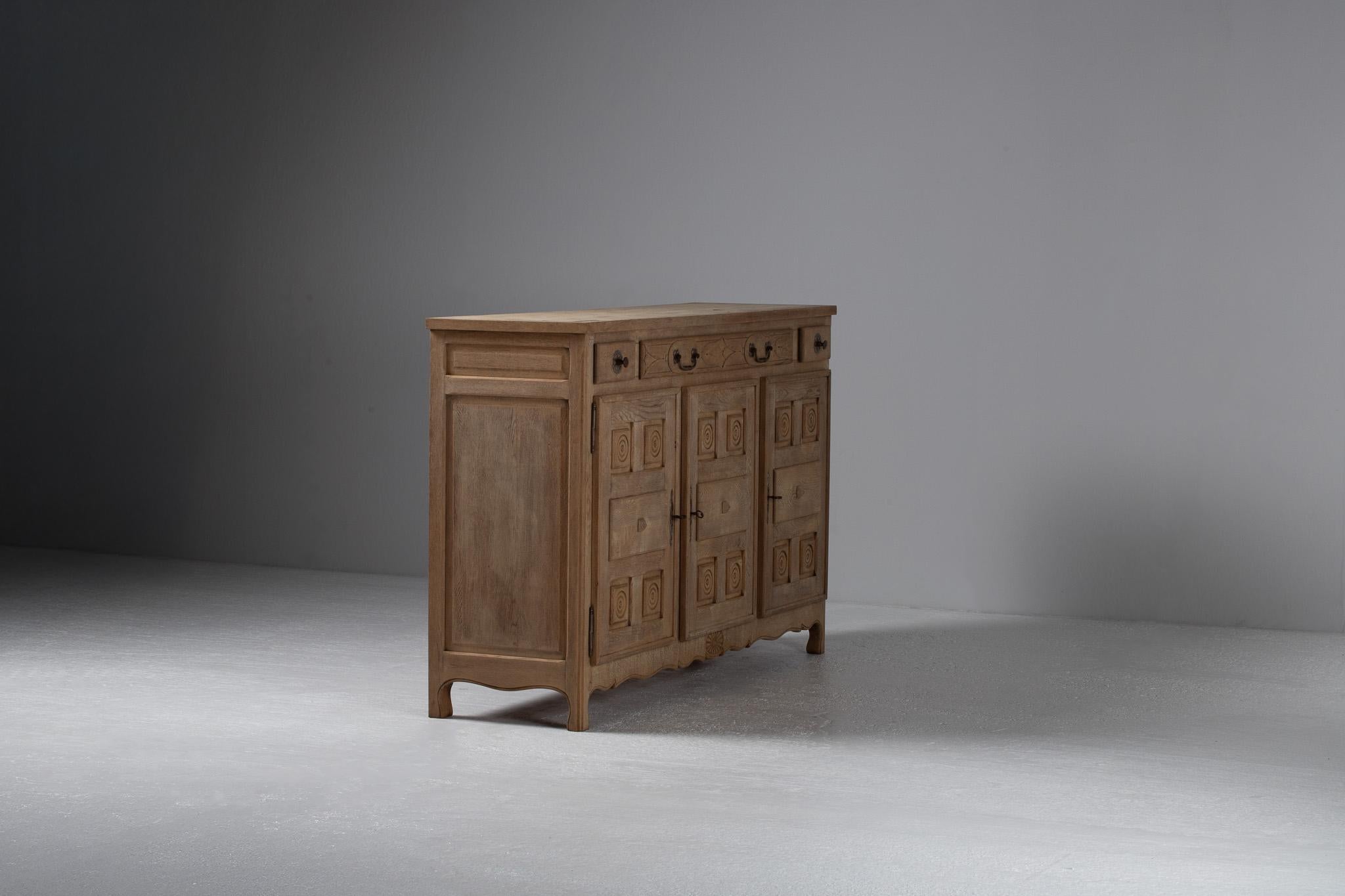 Buffet en chêne sculpté, France, début du 20e siècle en vente 1