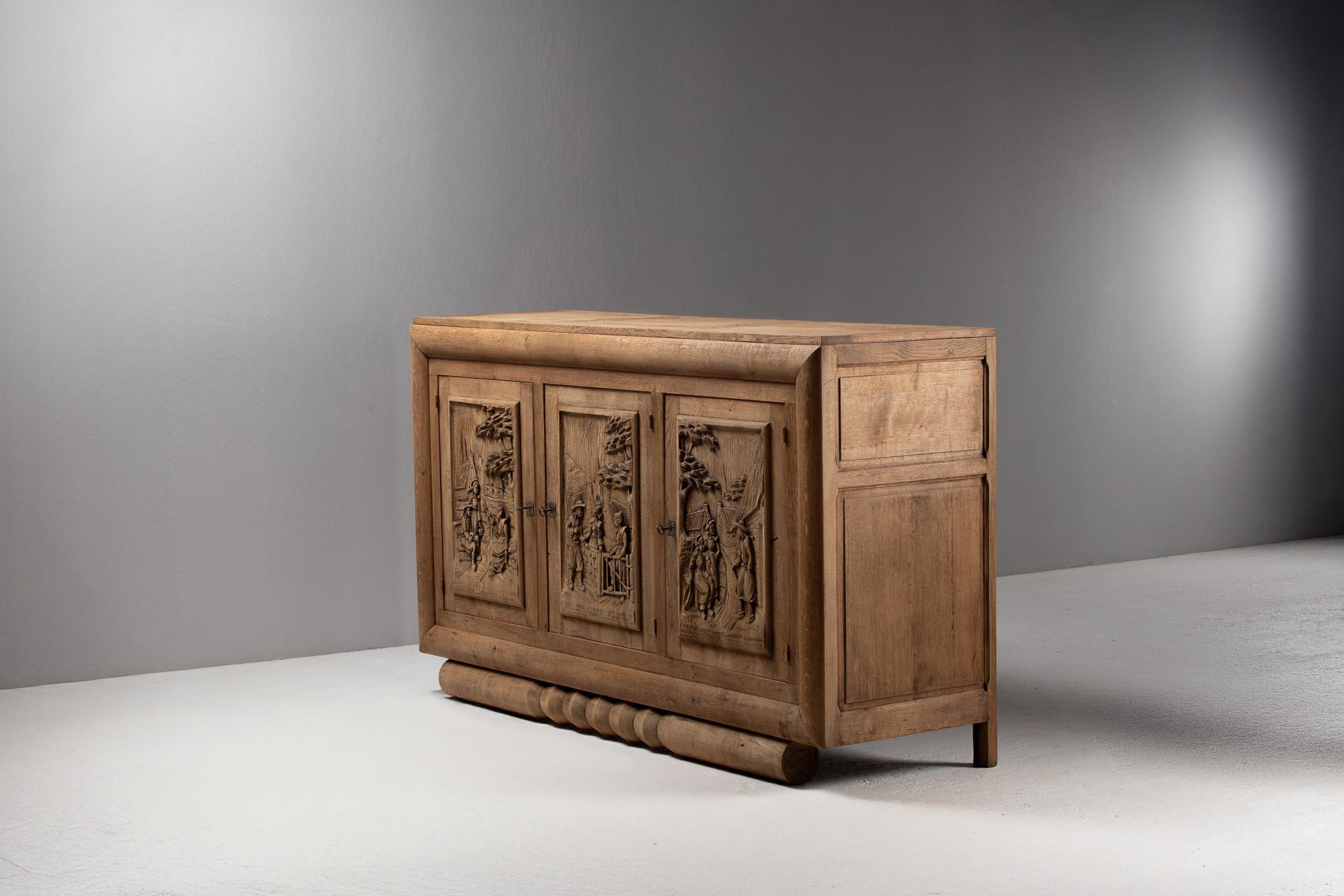 Buffet de roble tallado con escenas folclóricas en bajorrelieve, Francia, años 50 en venta 2