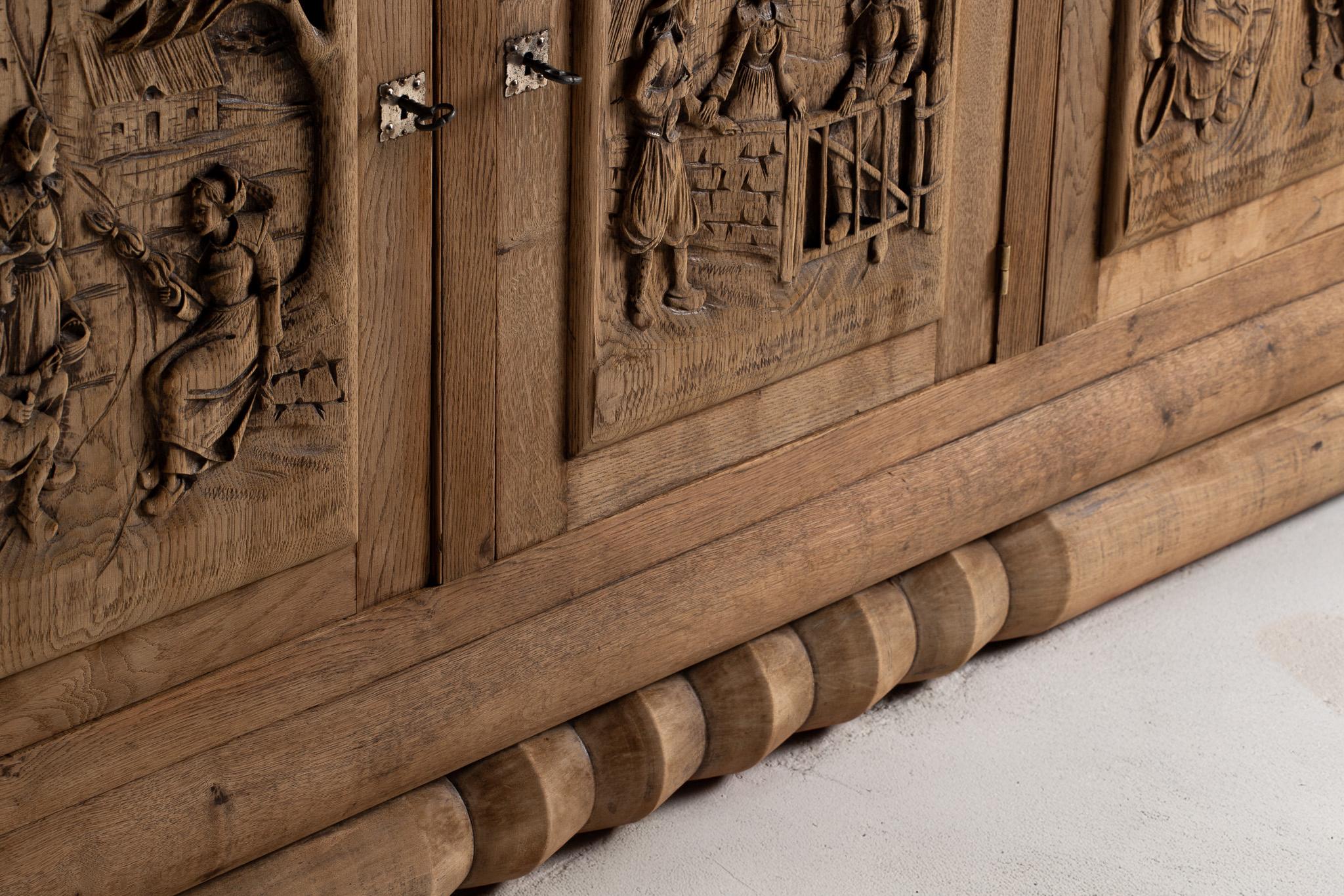 Buffet de roble tallado con escenas folclóricas en bajorrelieve, Francia, años 50 Tallado a mano en venta