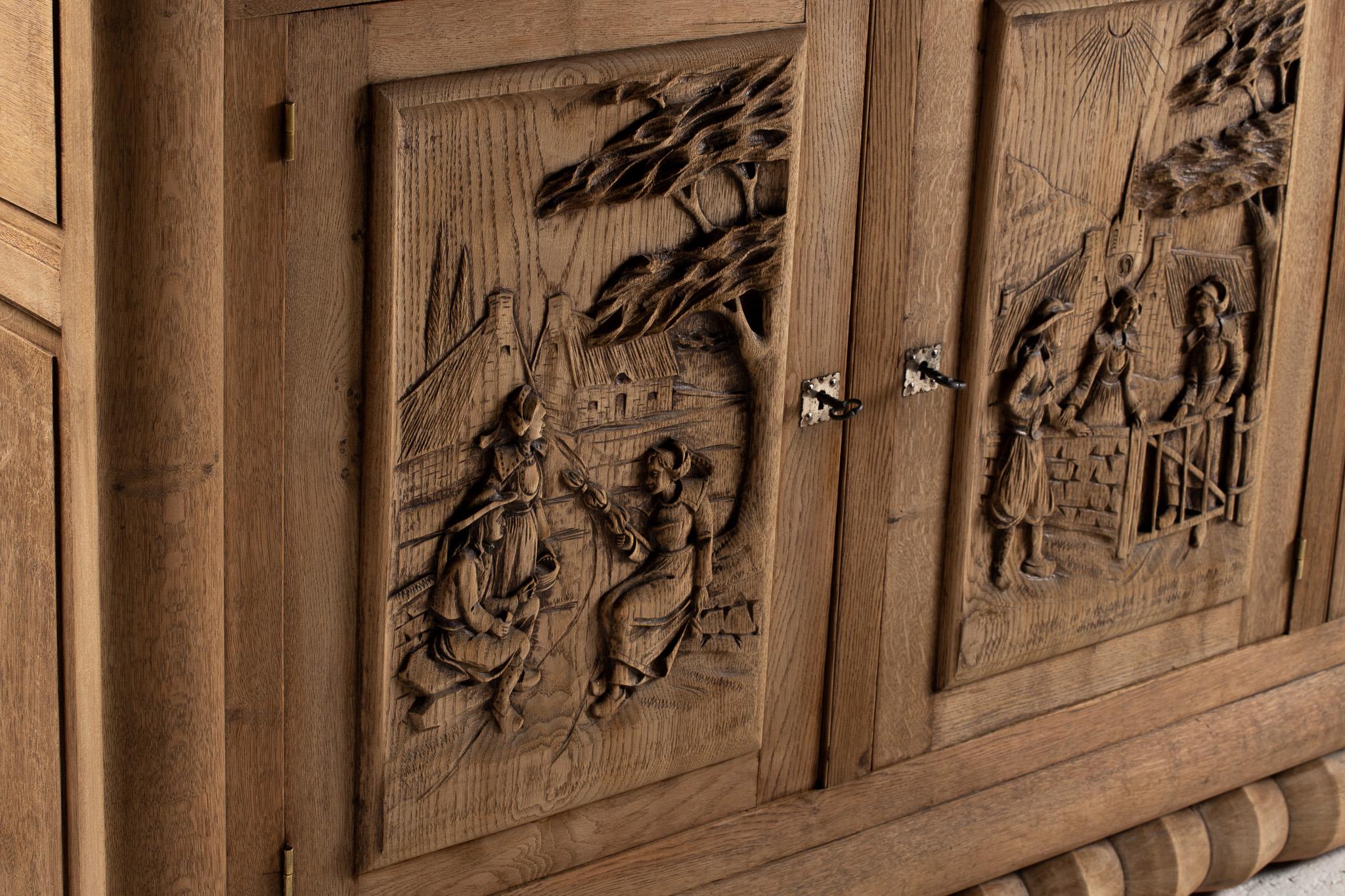 Buffet de roble tallado con escenas folclóricas en bajorrelieve, Francia, años 50 en Bueno estado para la venta en Kaštel Sućurac, Splitsko-dalmatinska županija