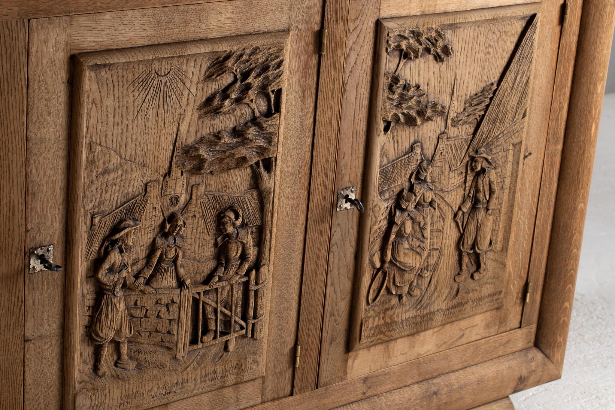 Buffet de roble tallado con escenas folclóricas en bajorrelieve, Francia, años 50 mediados del siglo XX en venta
