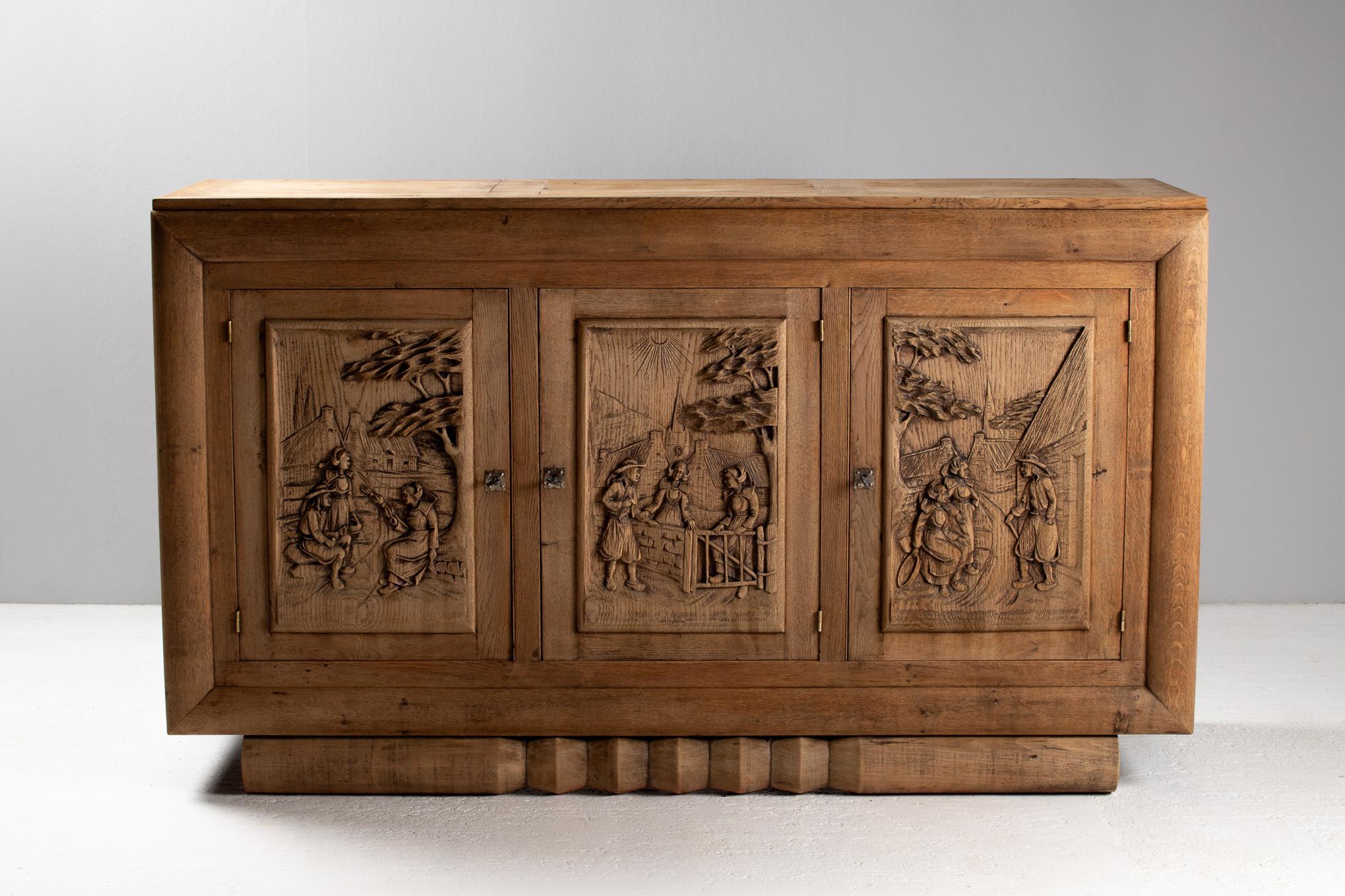 Buffet de roble tallado con escenas folclóricas en bajorrelieve, Francia, años 50 Roble en venta