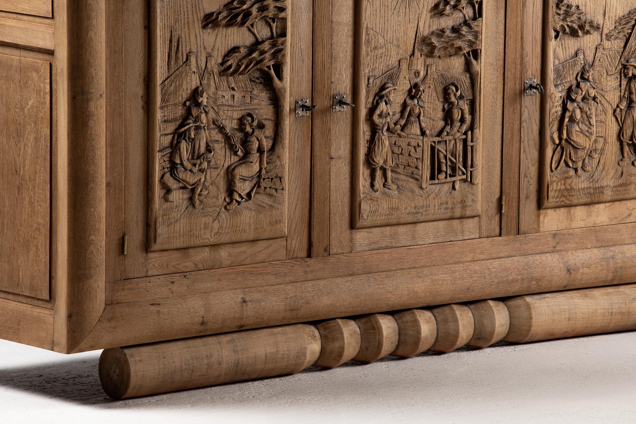 Buffet de roble tallado con escenas folclóricas en bajorrelieve, Francia, años 50 en venta 1