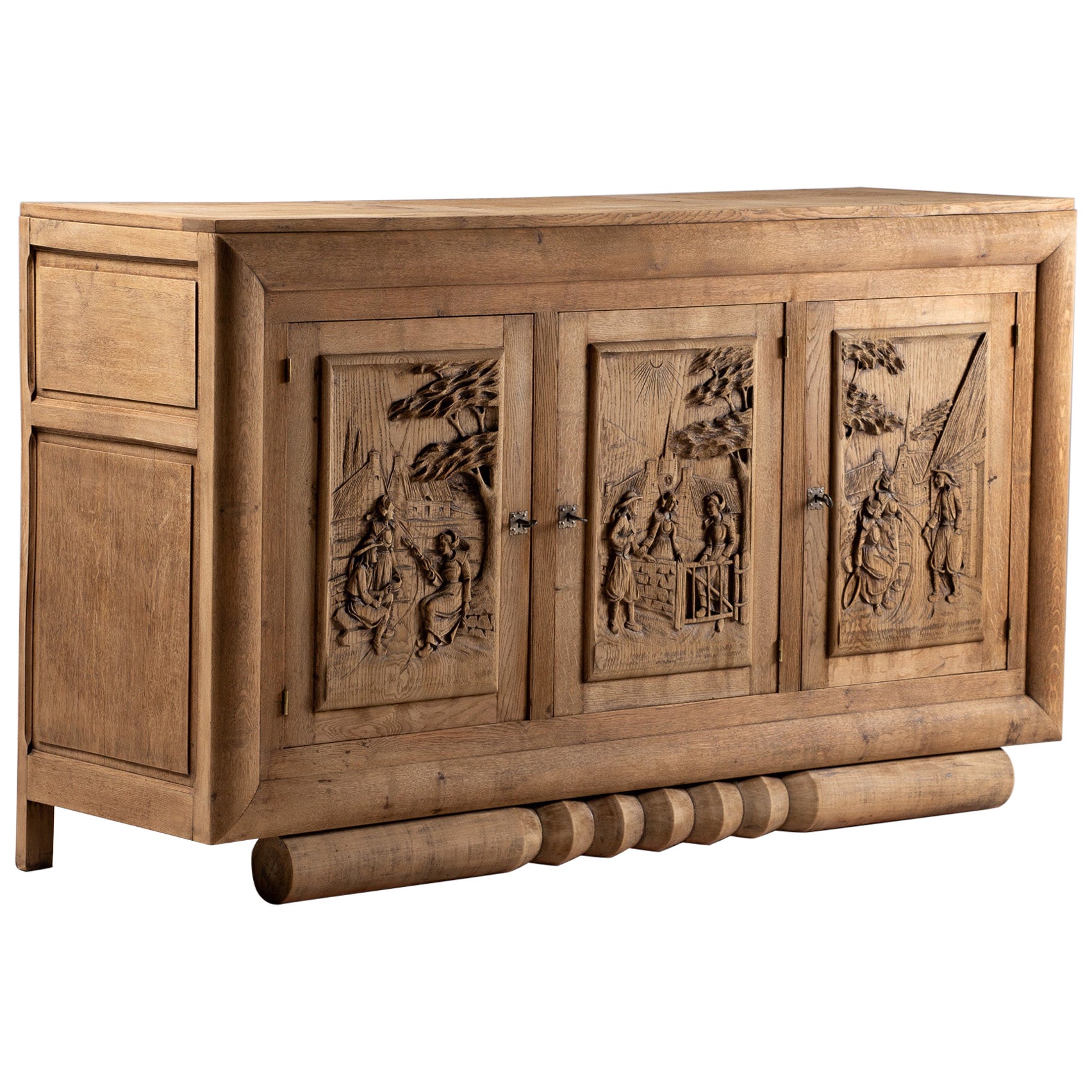 Buffet de roble tallado con escenas folclóricas en bajorrelieve, Francia, años 50 en venta