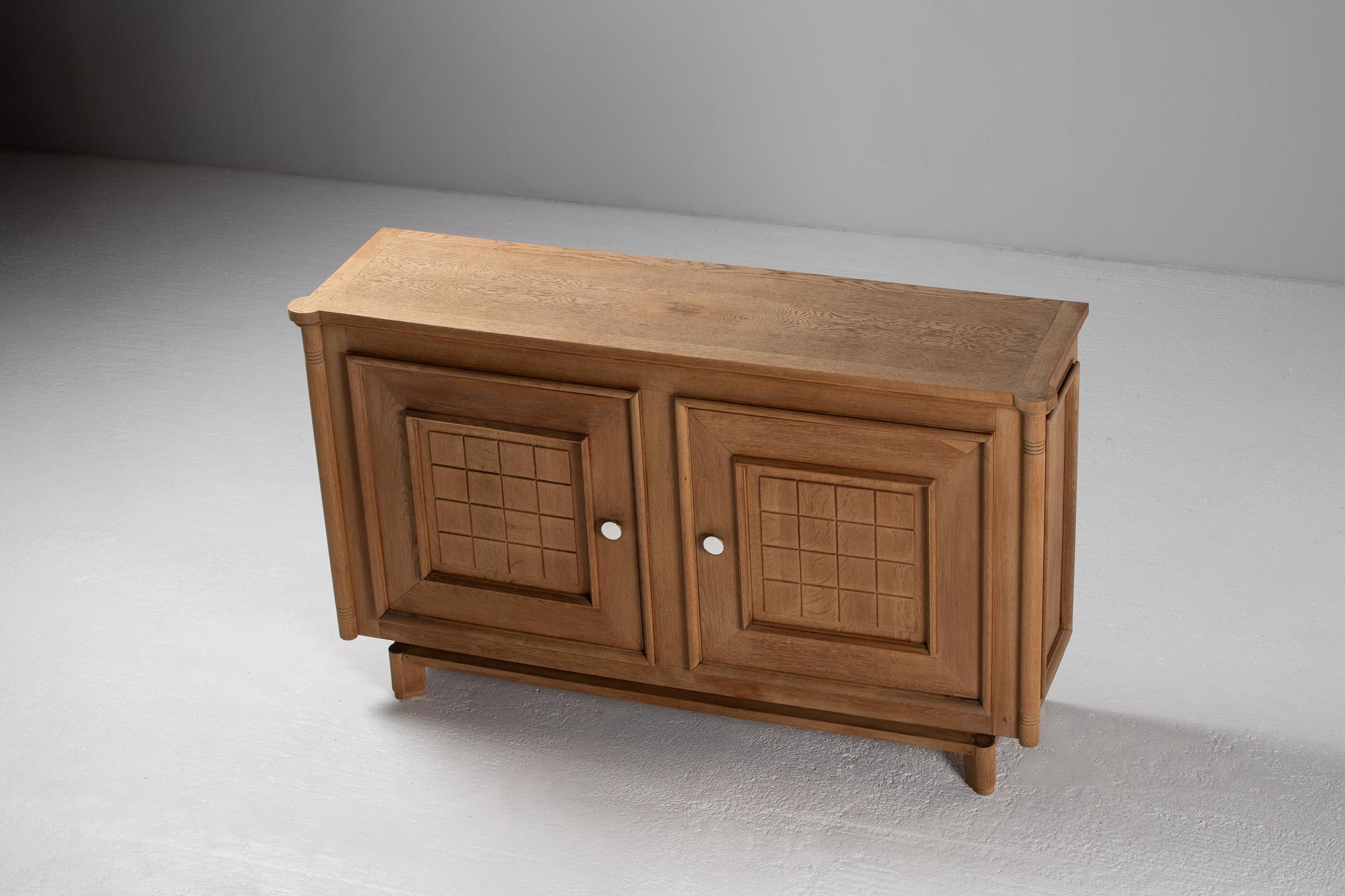 Buffet in Carved Oak with Geometric Panels, France, 1950s In Good Condition For Sale In Kaštel Sućurac, Splitsko-dalmatinska županija