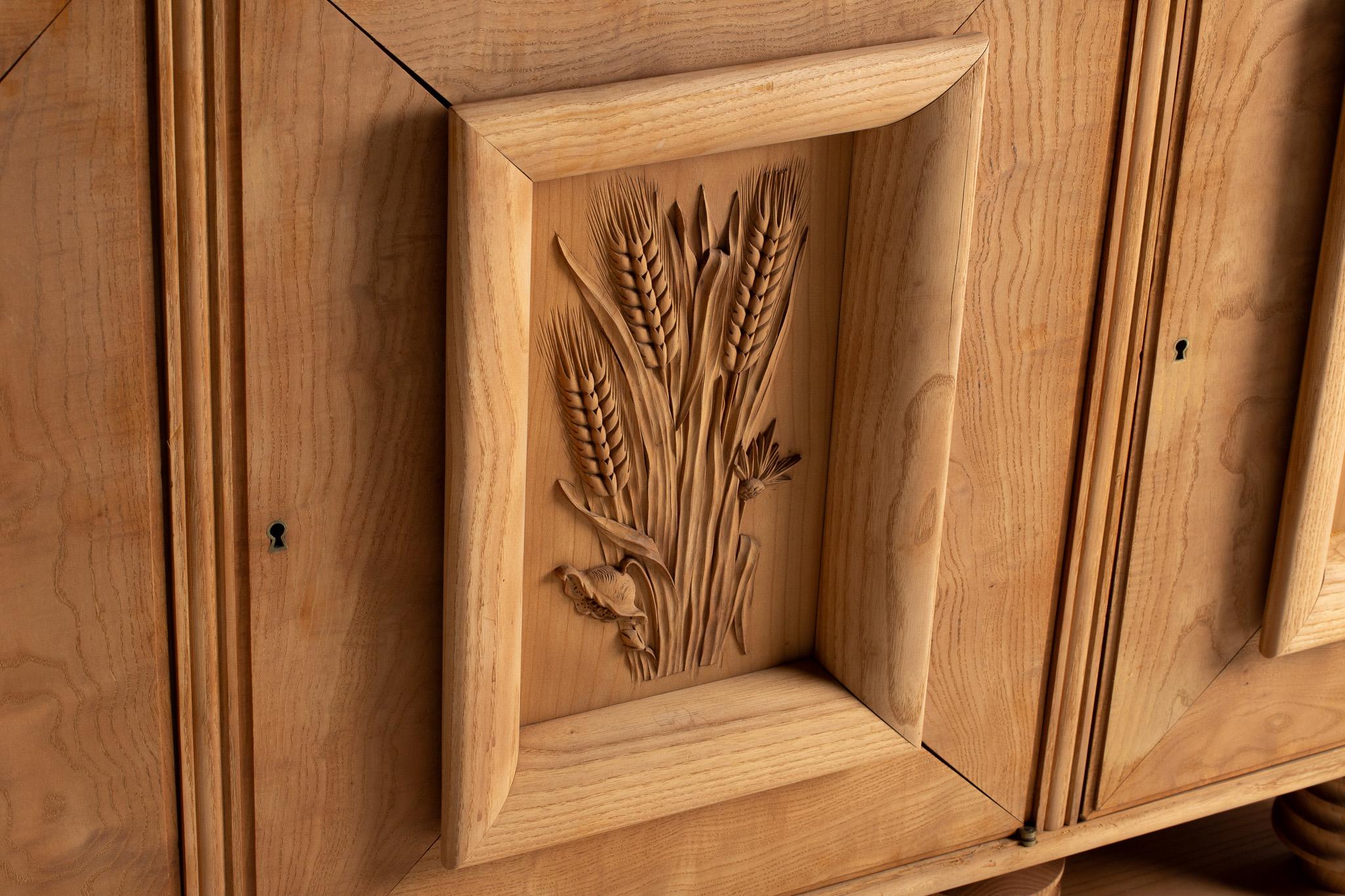 Buffet in Oak intagliato con piano in marmo, Francia, anni '50 in vendita 2