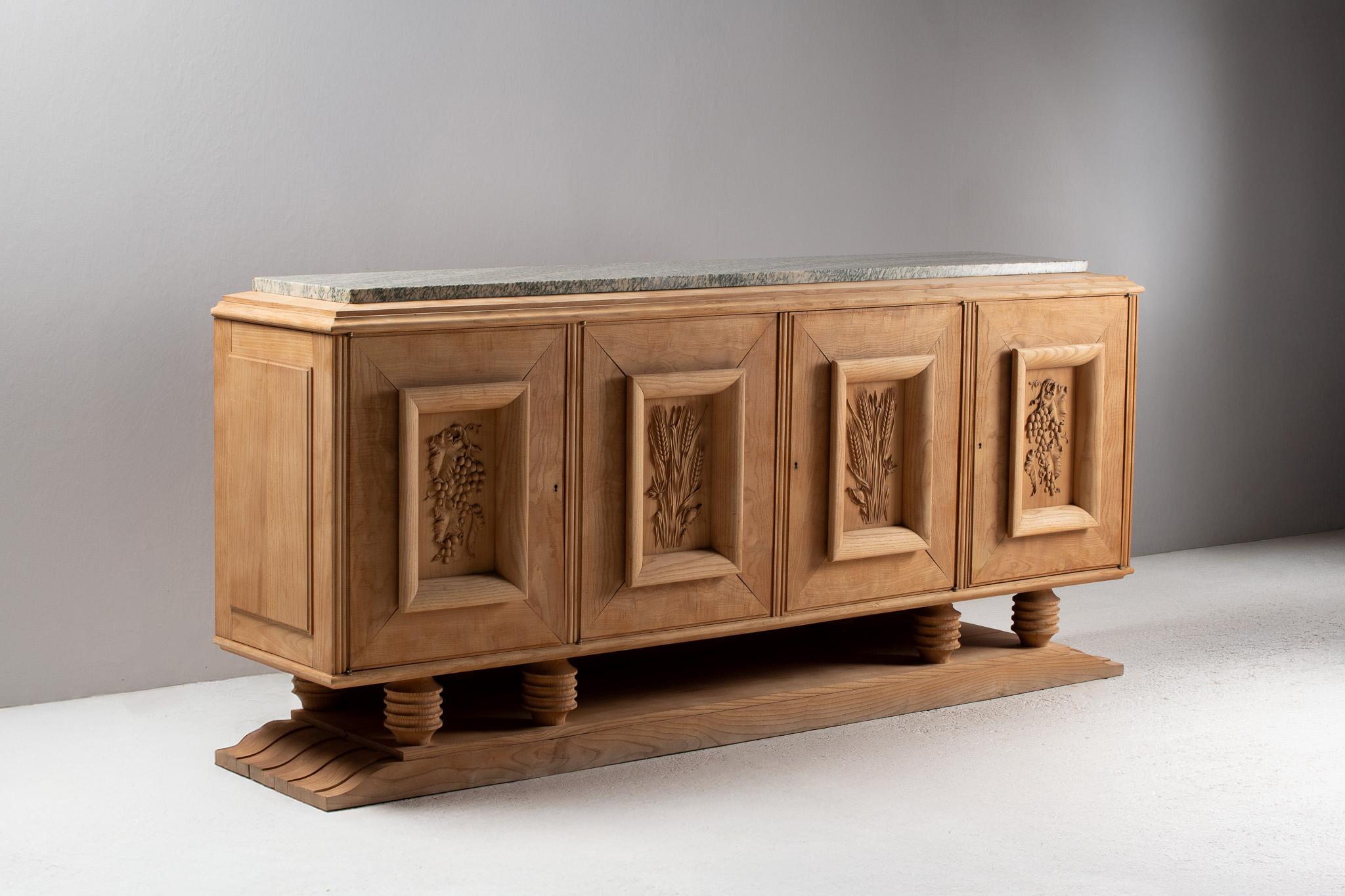 Buffet in Oak intagliato con piano in marmo, Francia, anni '50 in vendita 5